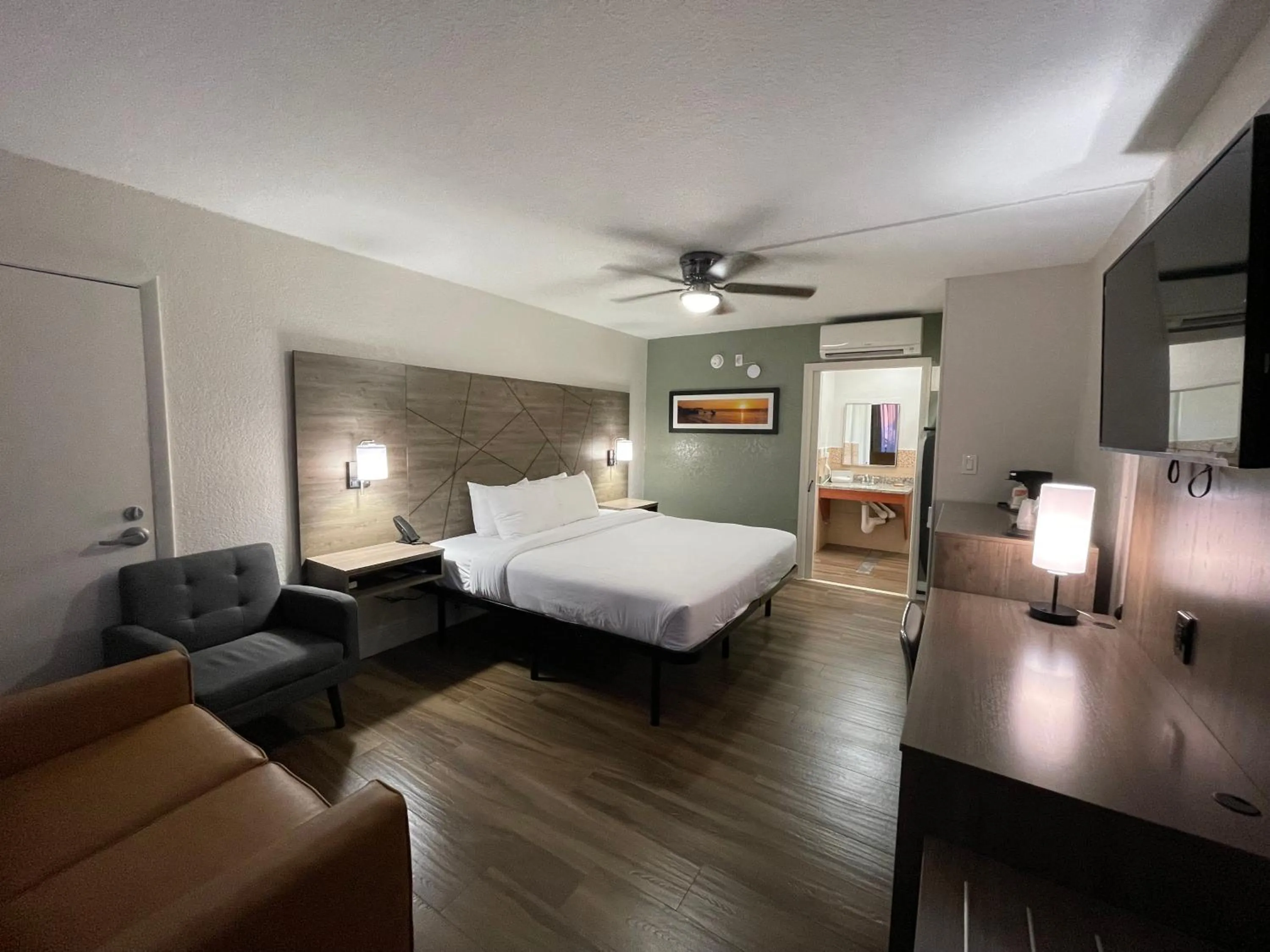 Bedroom, Bed in Quality Inn & Suites Airport-Cruise Port Hollywood