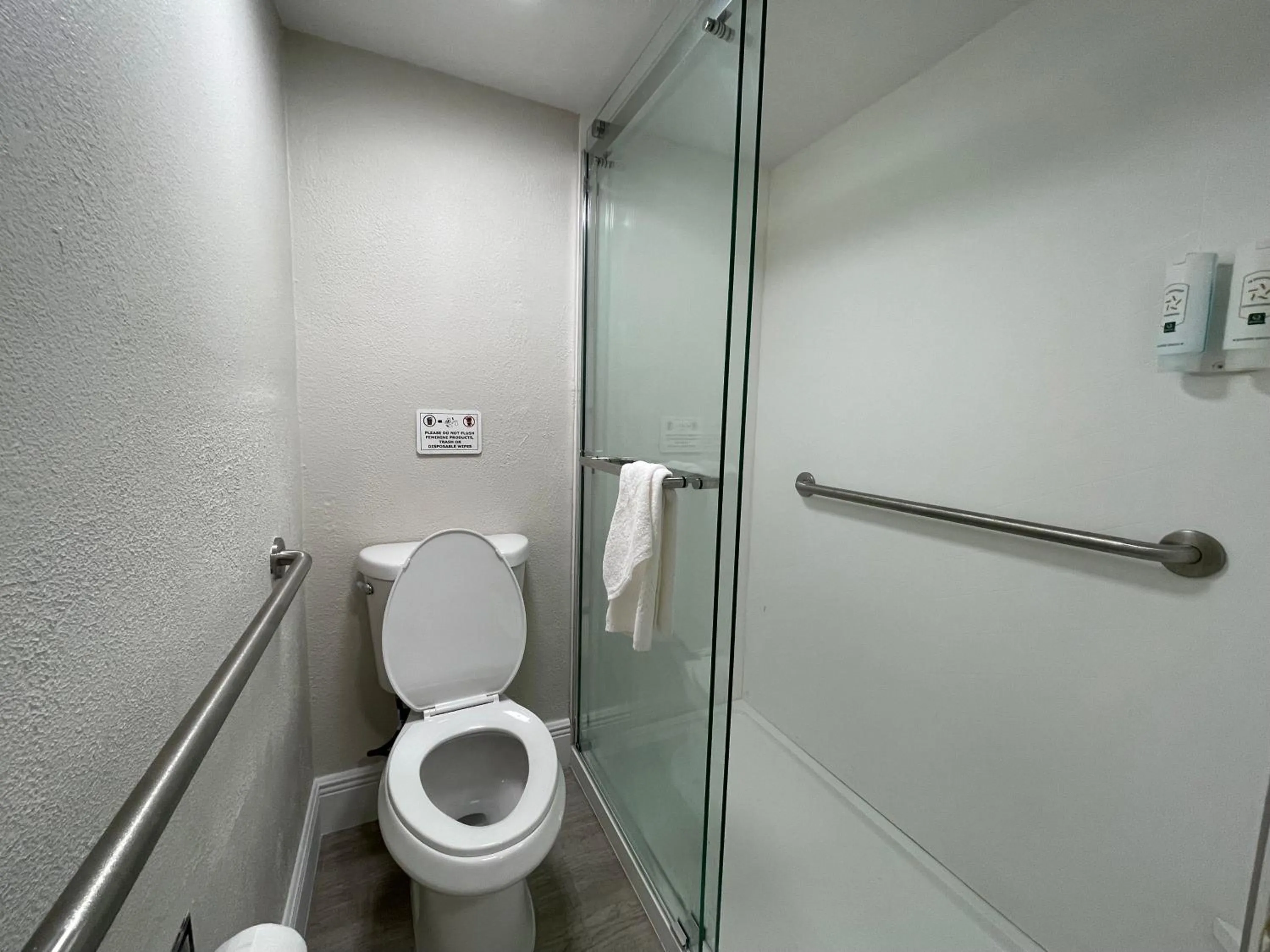 Shower in Quality Inn & Suites Airport-Cruise Port Hollywood