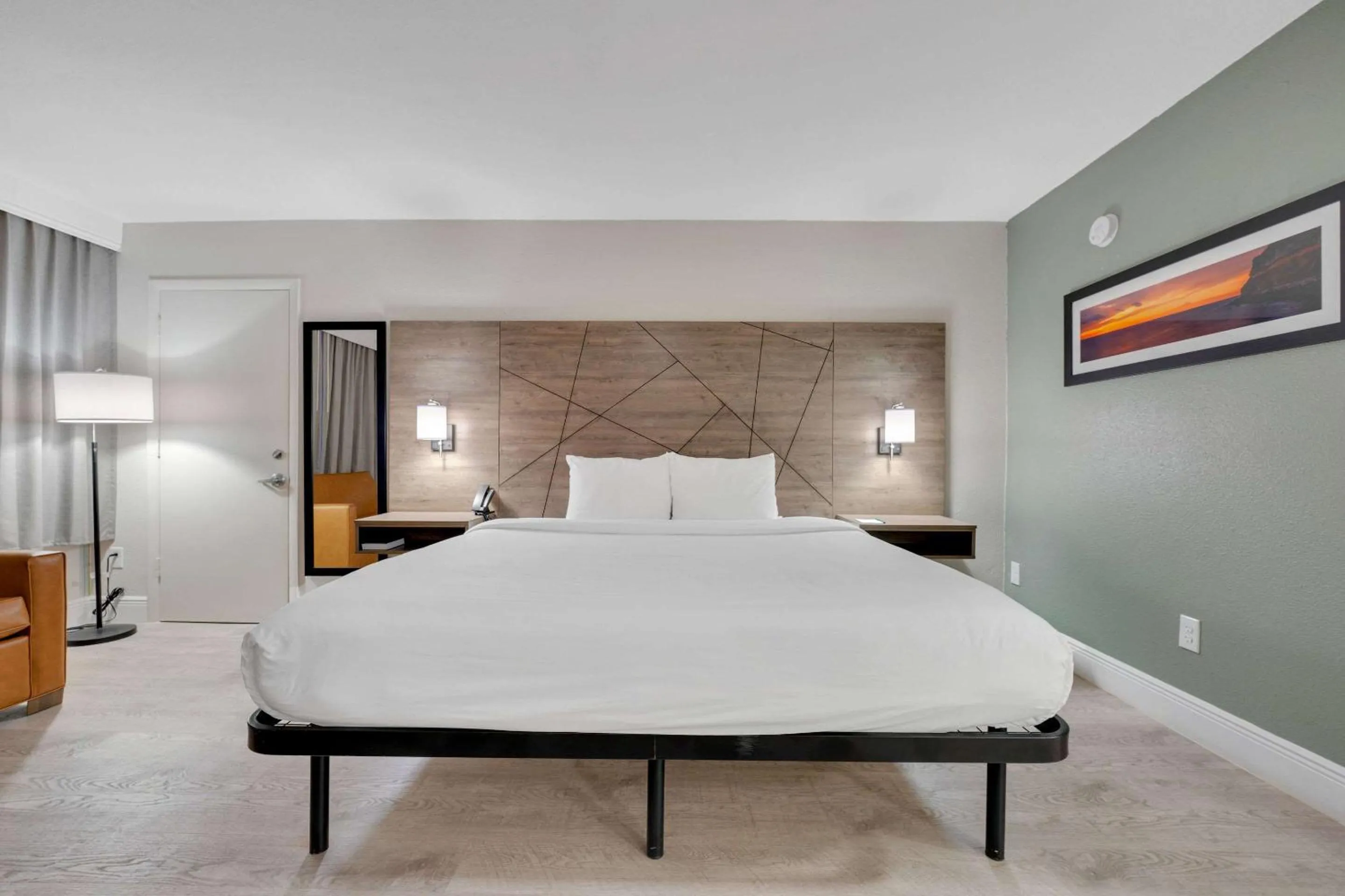 Bedroom, Bed in Quality Inn & Suites Airport-Cruise Port Hollywood