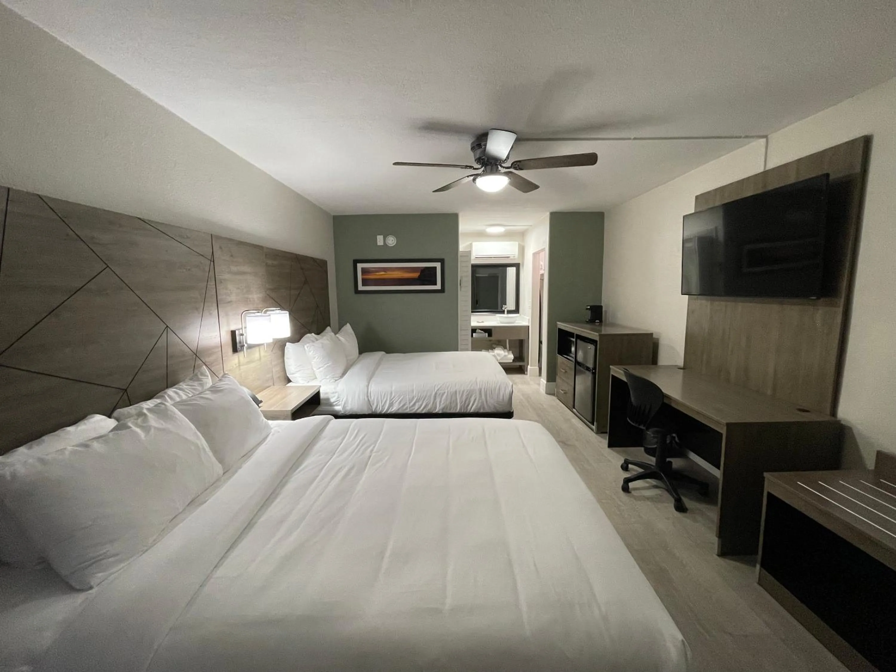 Bed in Quality Inn & Suites Airport-Cruise Port Hollywood