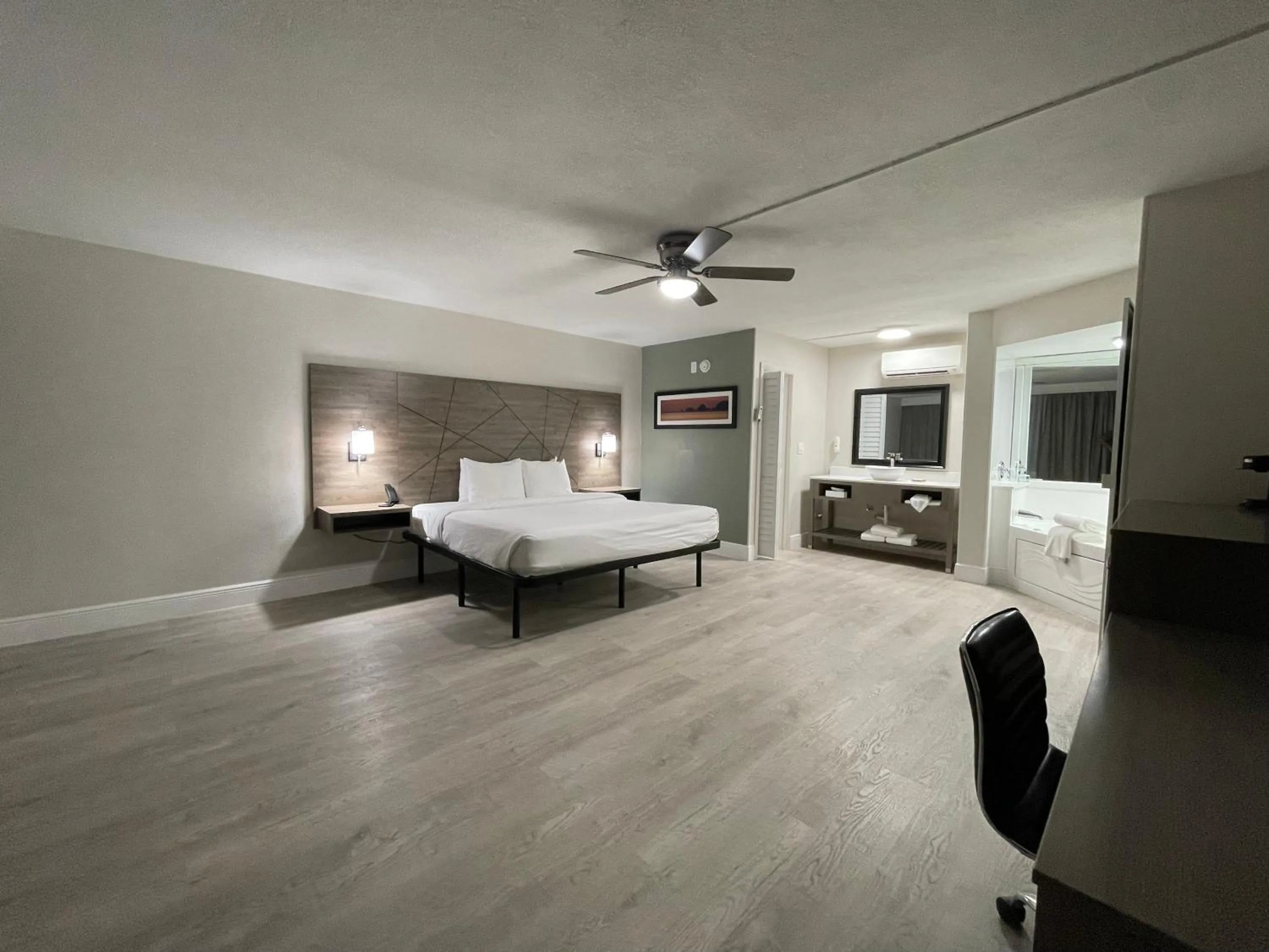 Bed in Quality Inn & Suites Airport-Cruise Port Hollywood