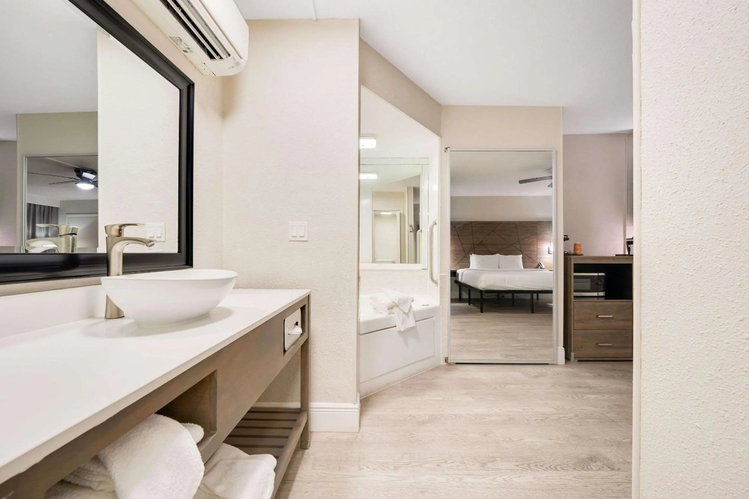 Bedroom, Bed in Quality Inn & Suites Airport-Cruise Port Hollywood