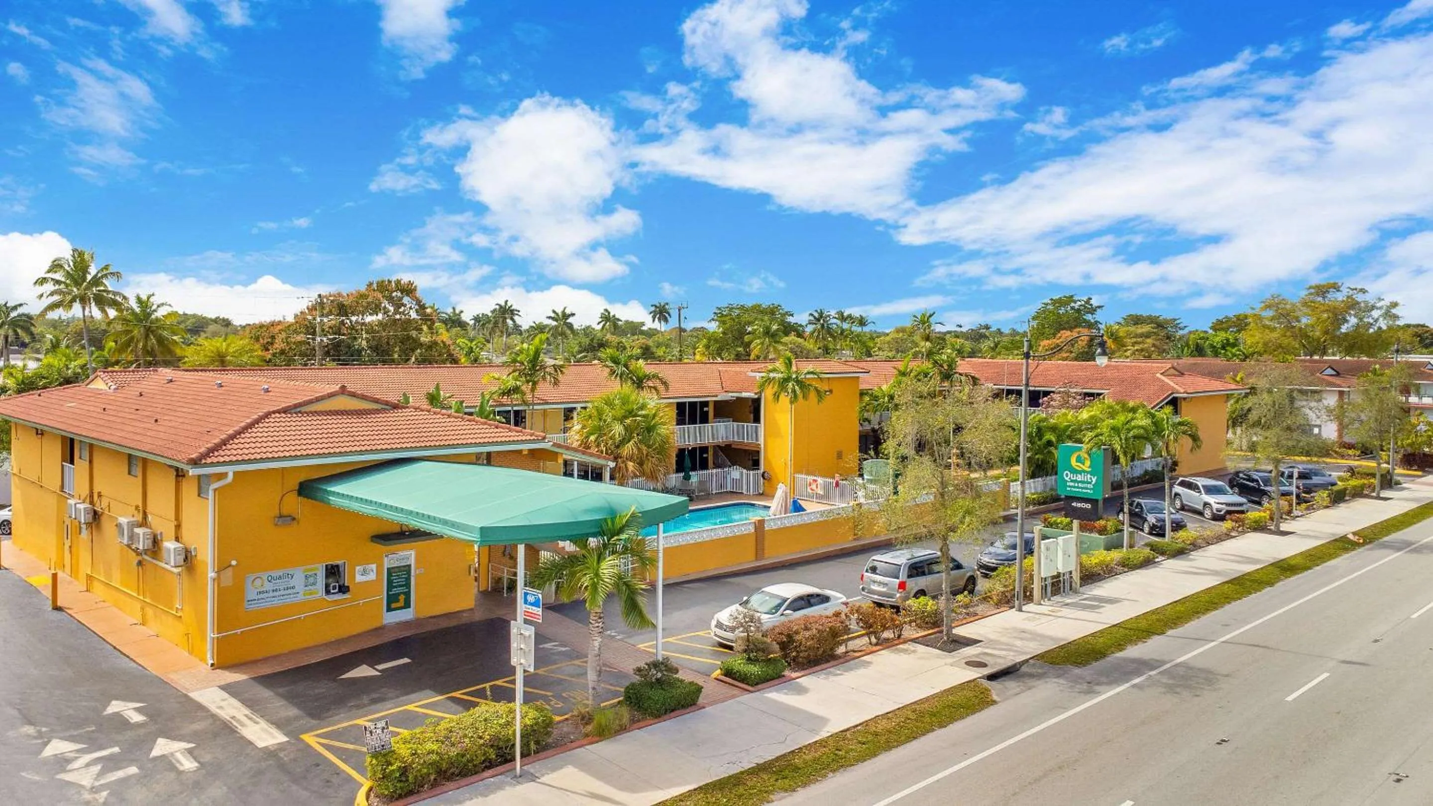 Property building in Quality Inn & Suites Airport-Cruise Port Hollywood