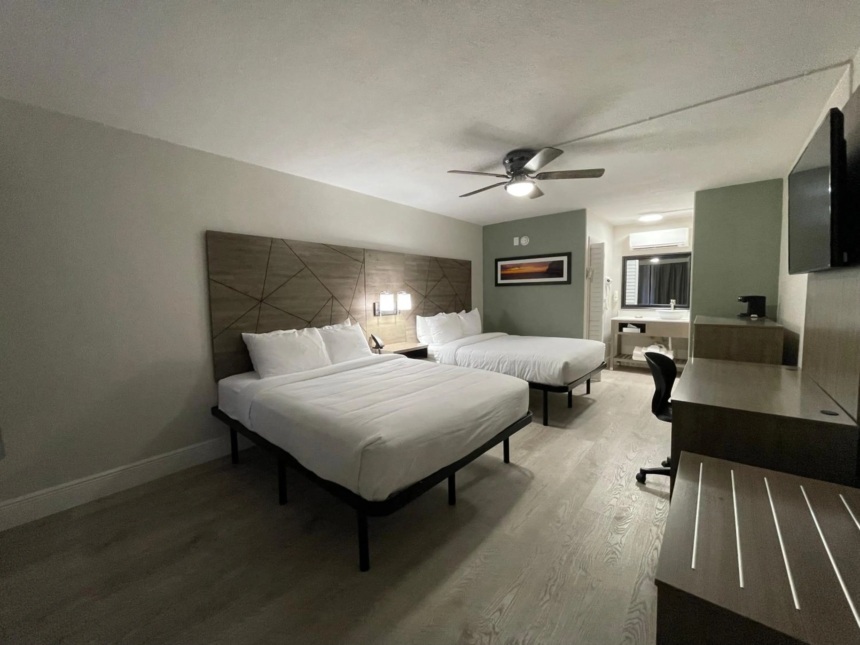 Bed in Quality Inn & Suites Airport-Cruise Port Hollywood