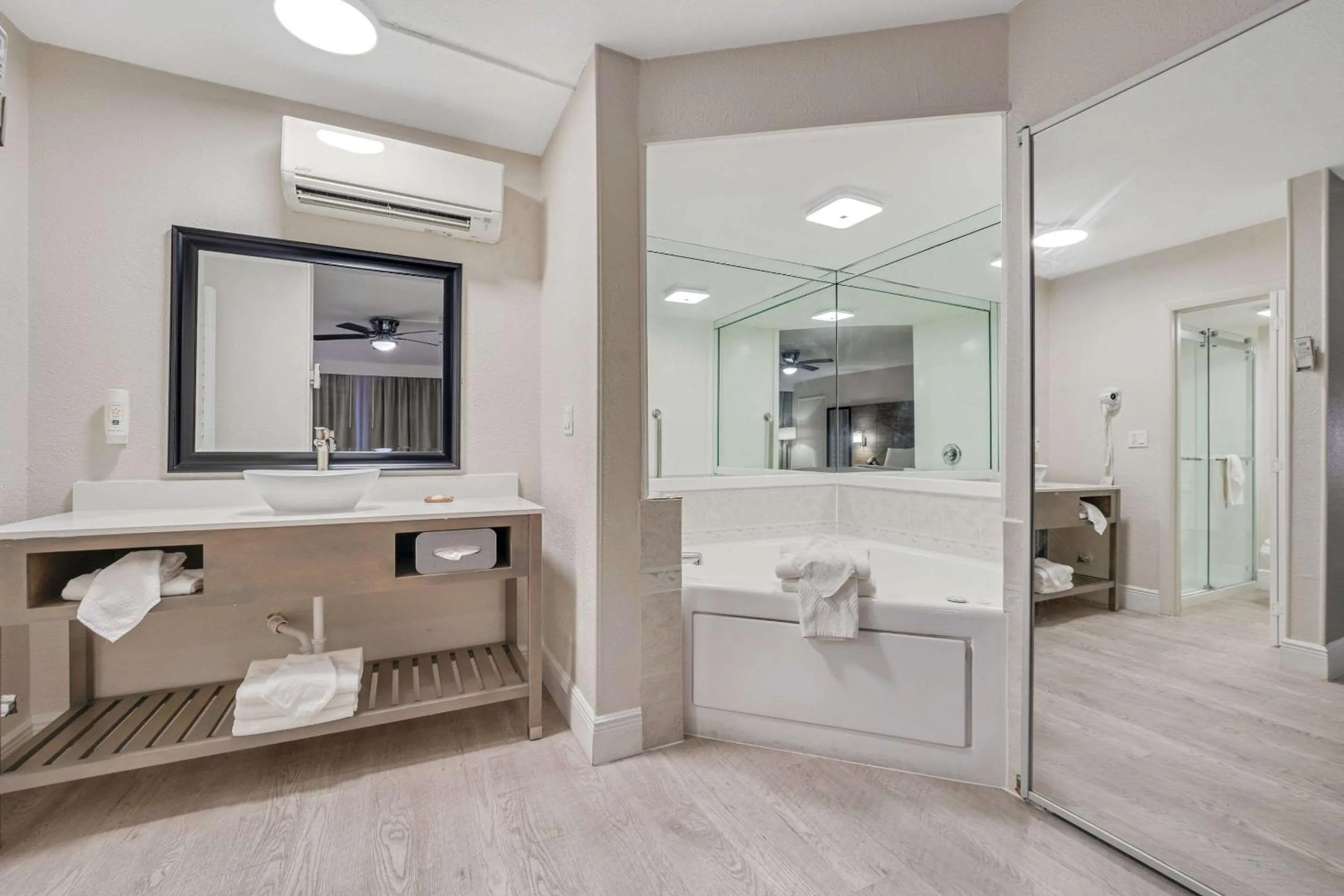 Bedroom in Quality Inn & Suites Airport-Cruise Port Hollywood