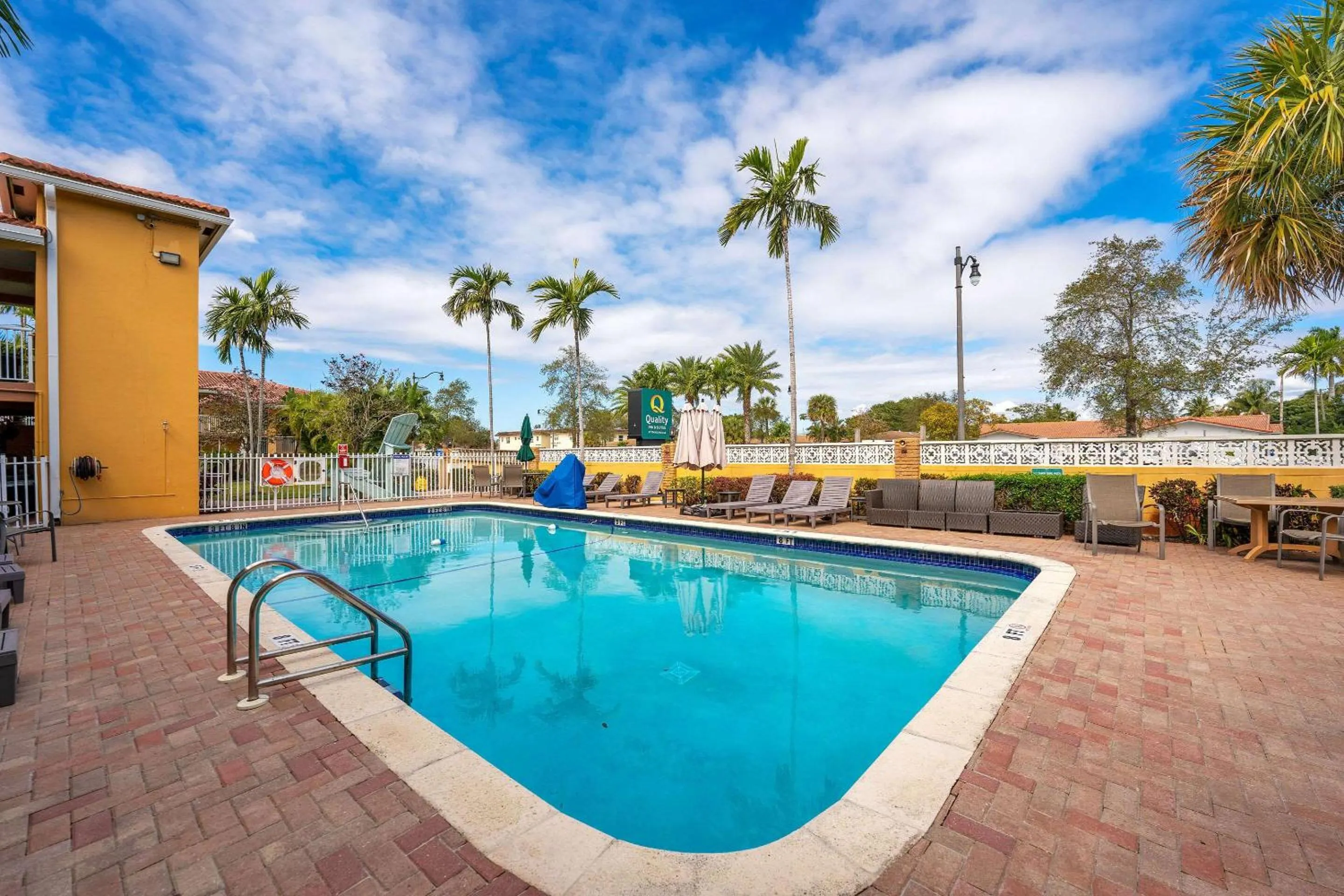 Swimming pool in Quality Inn & Suites Airport-Cruise Port Hollywood