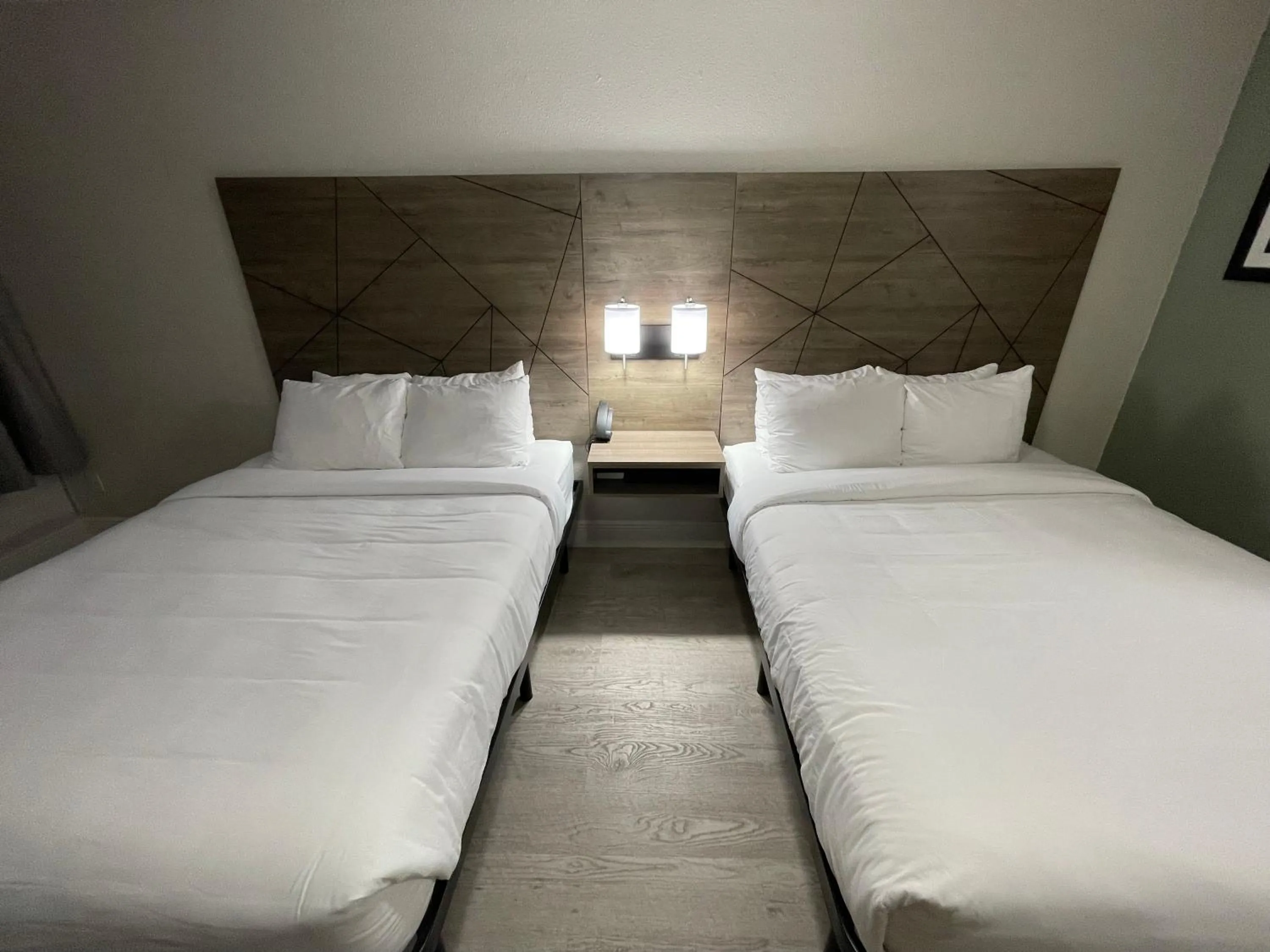 Bed in Quality Inn & Suites Airport-Cruise Port Hollywood