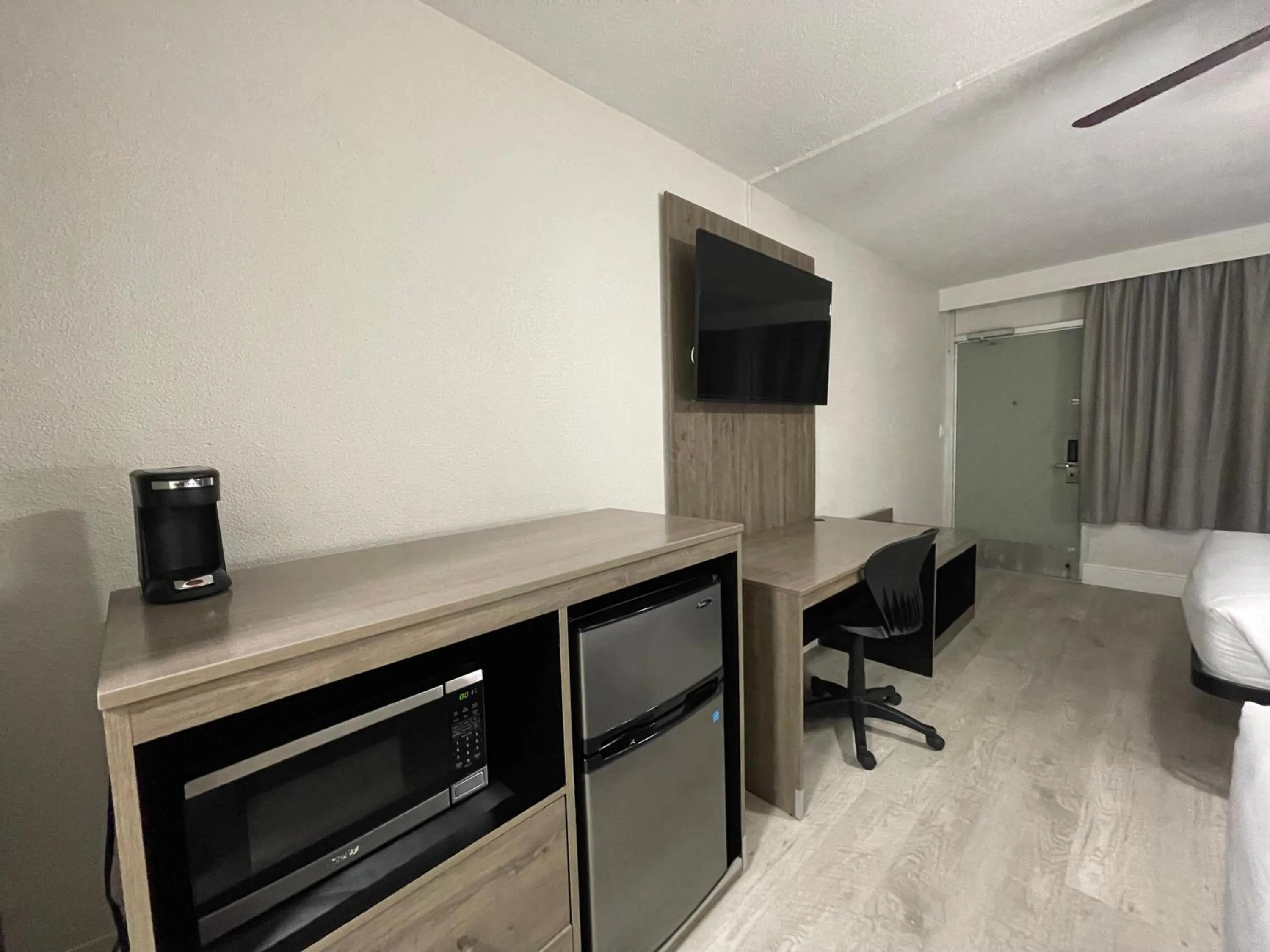 TV and multimedia, Bed in Quality Inn & Suites Airport-Cruise Port Hollywood