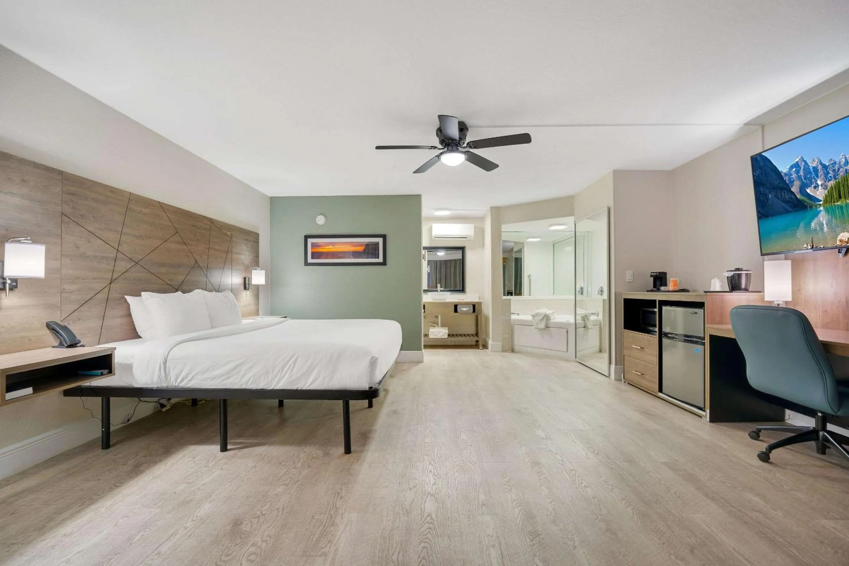 Bedroom, Bed in Quality Inn & Suites Airport-Cruise Port Hollywood