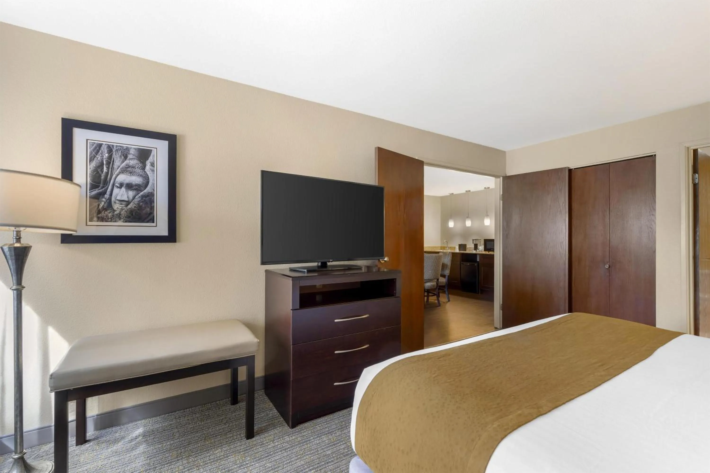 Photo of the whole room, Bed in Best Western Plus Plaza by the Green