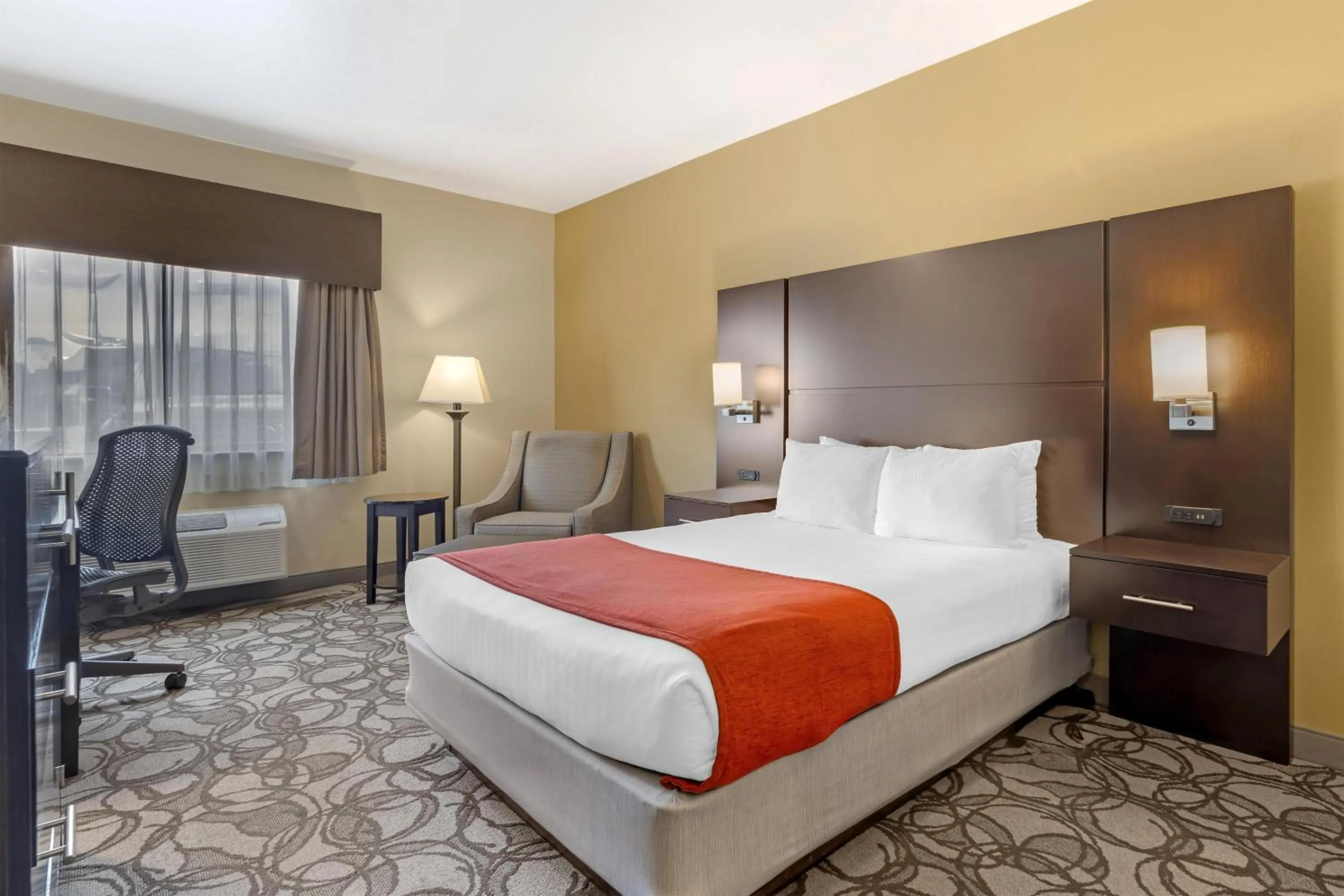 Bedroom, Bed in Best Western Plus Plaza by the Green