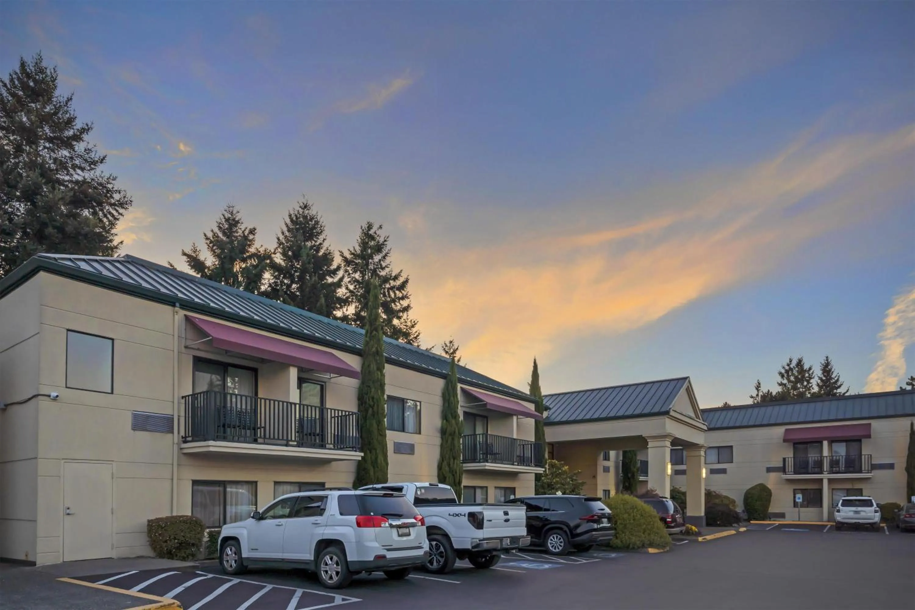 Property building in Best Western Plus Plaza by the Green