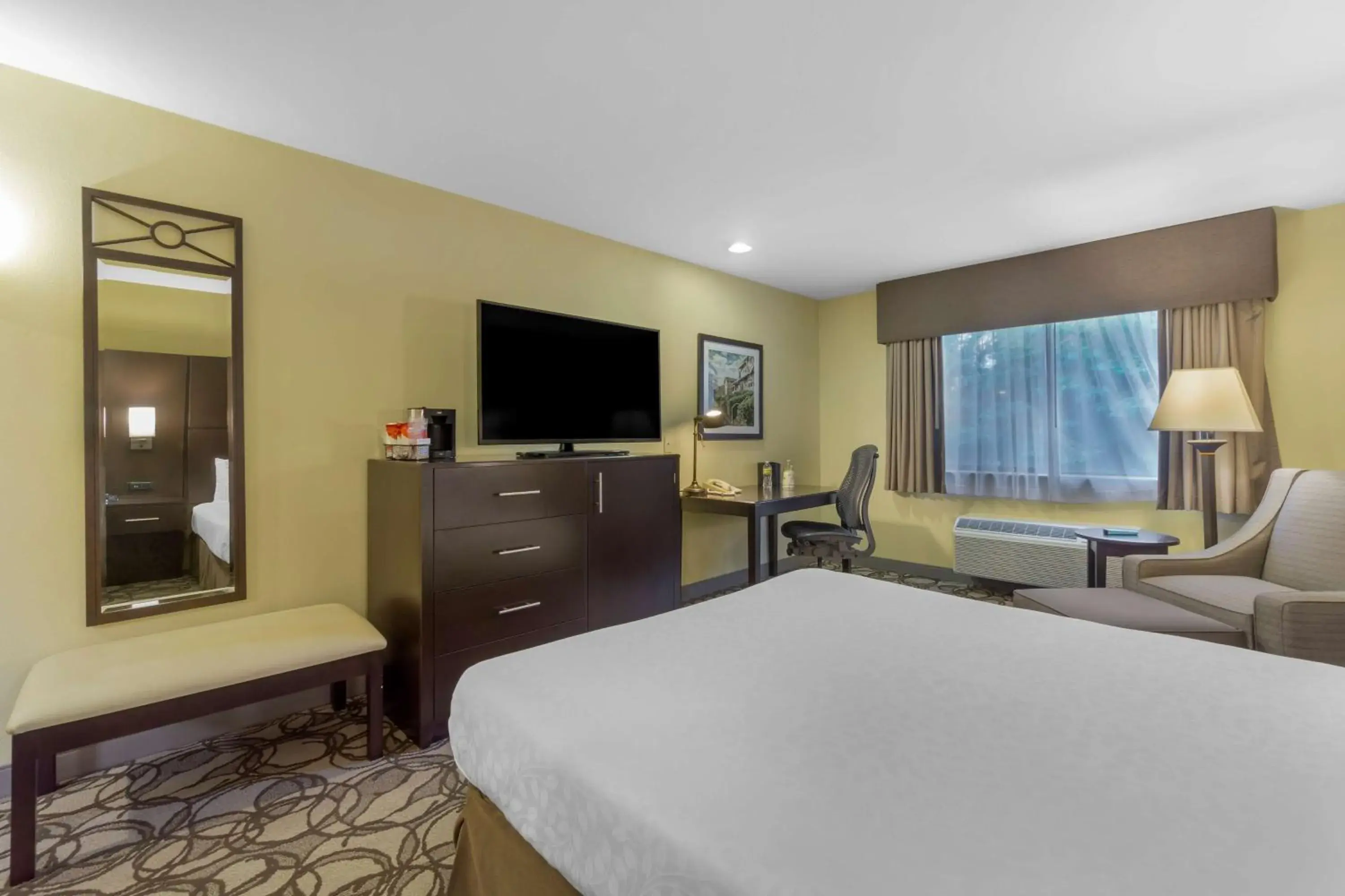 Queen Room with Golf Course View in Best Western Plus Plaza by the Green Queen Room with Golf Course View in Best Western Plus Plaza by the Green