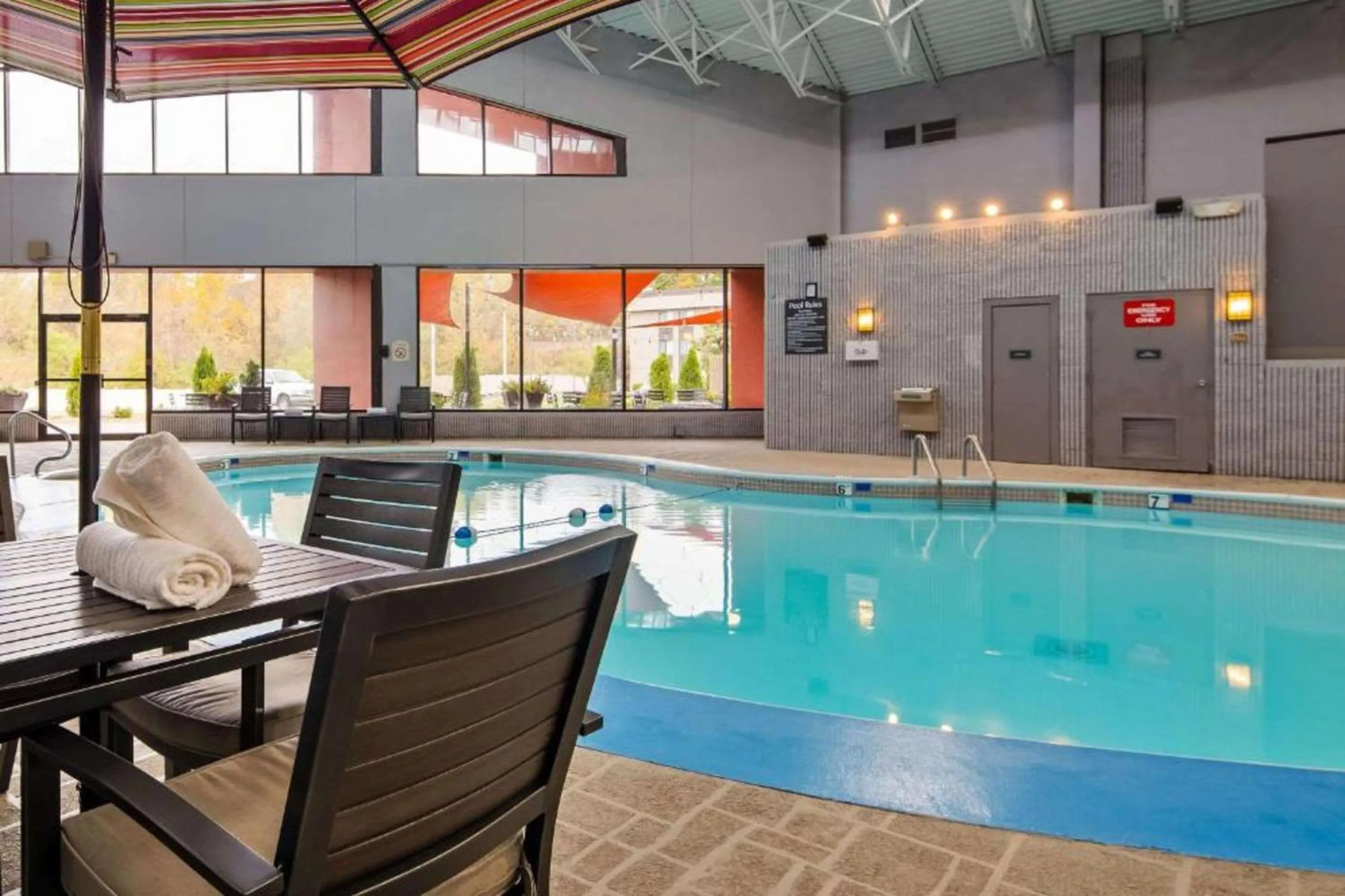 Swimming pool in Best Western Premier Alton-St Louis