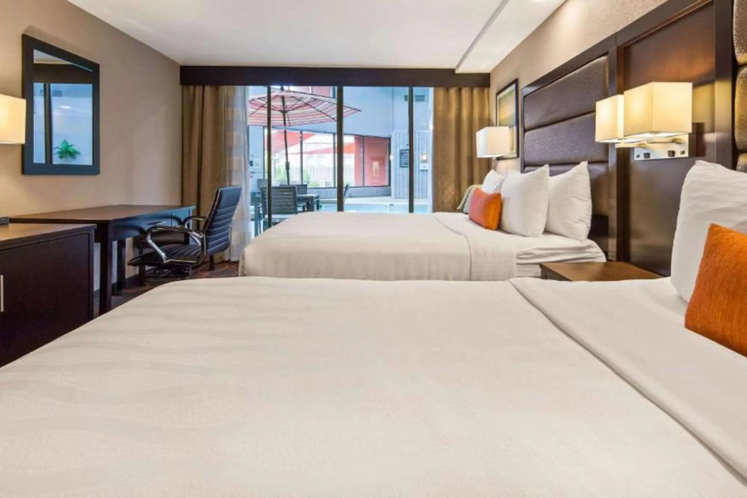 Bedroom, Bed in Best Western Premier Alton-St Louis