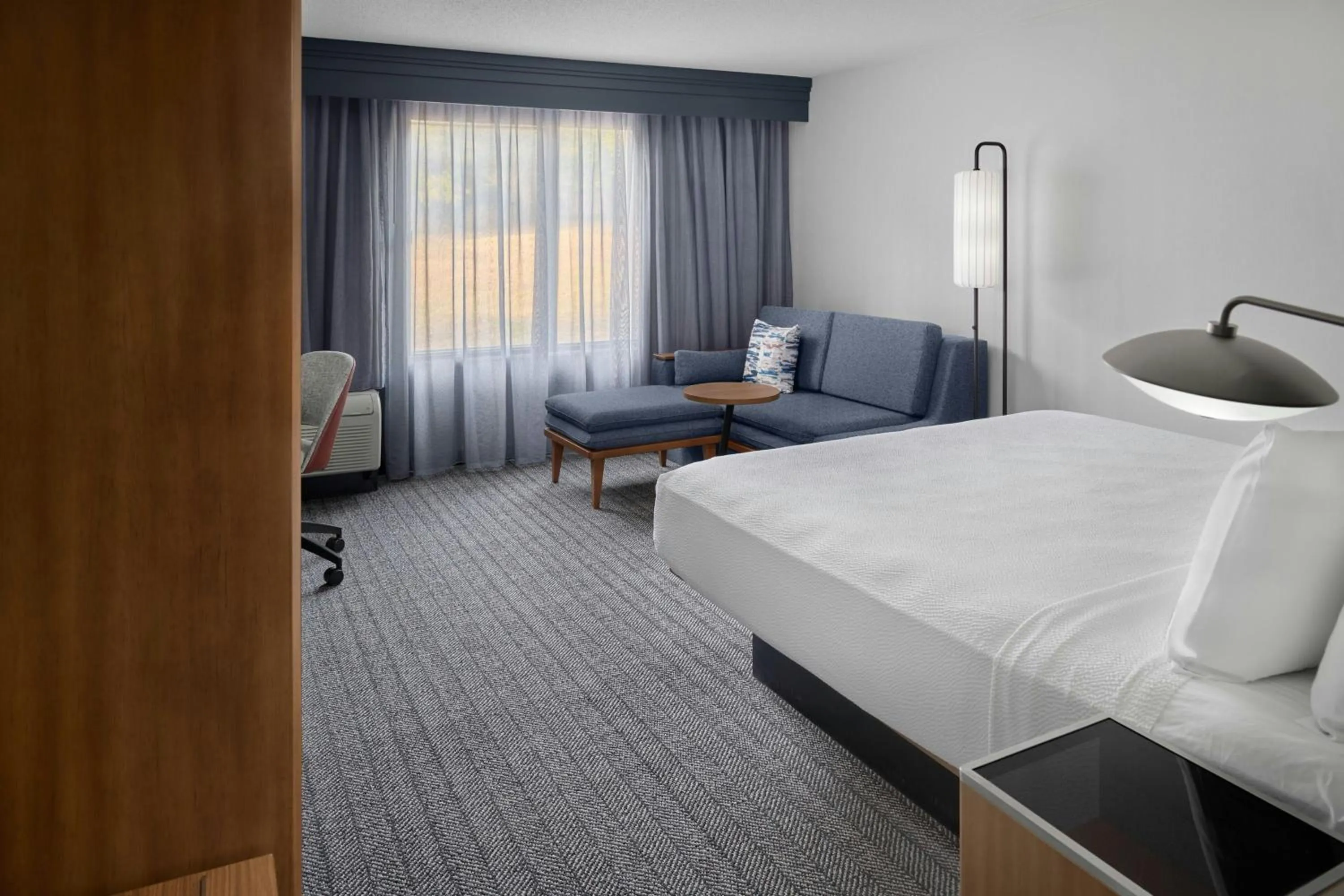 Photo of the whole room, Bed in Courtyard by Marriott Kansas City Shawnee