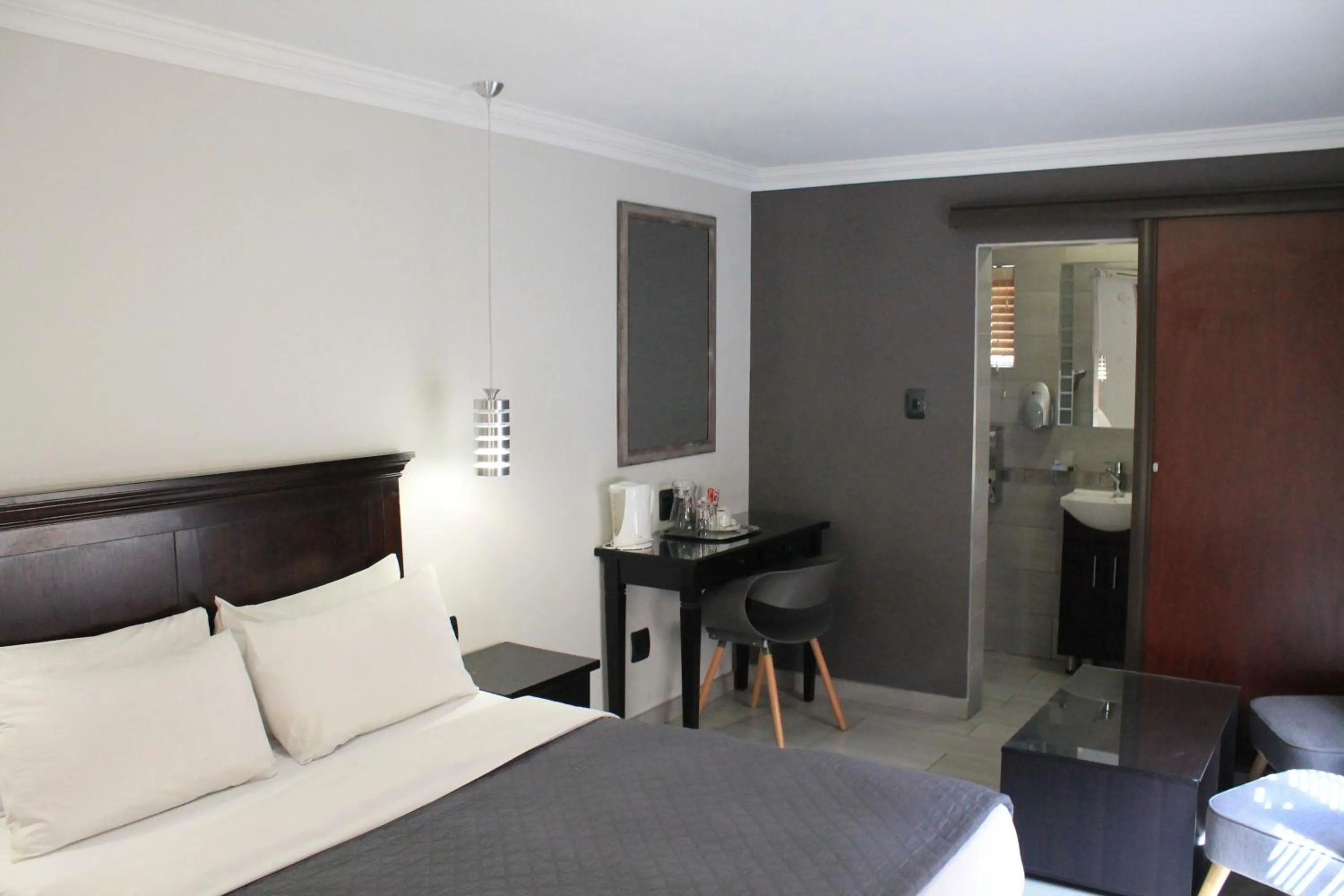 Photo of the whole room in Nelspruit Lodge