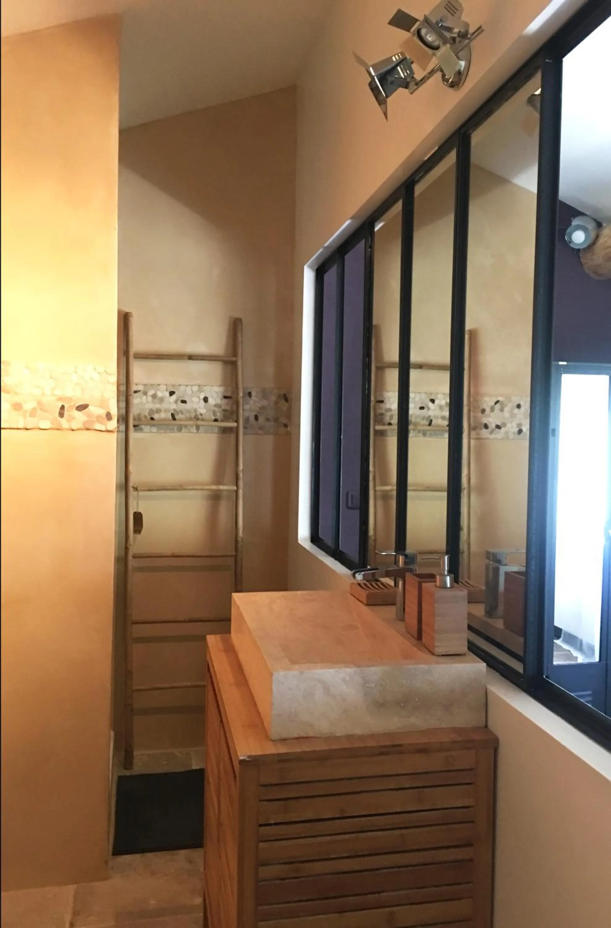 Shower in La Datcha Delicatessen