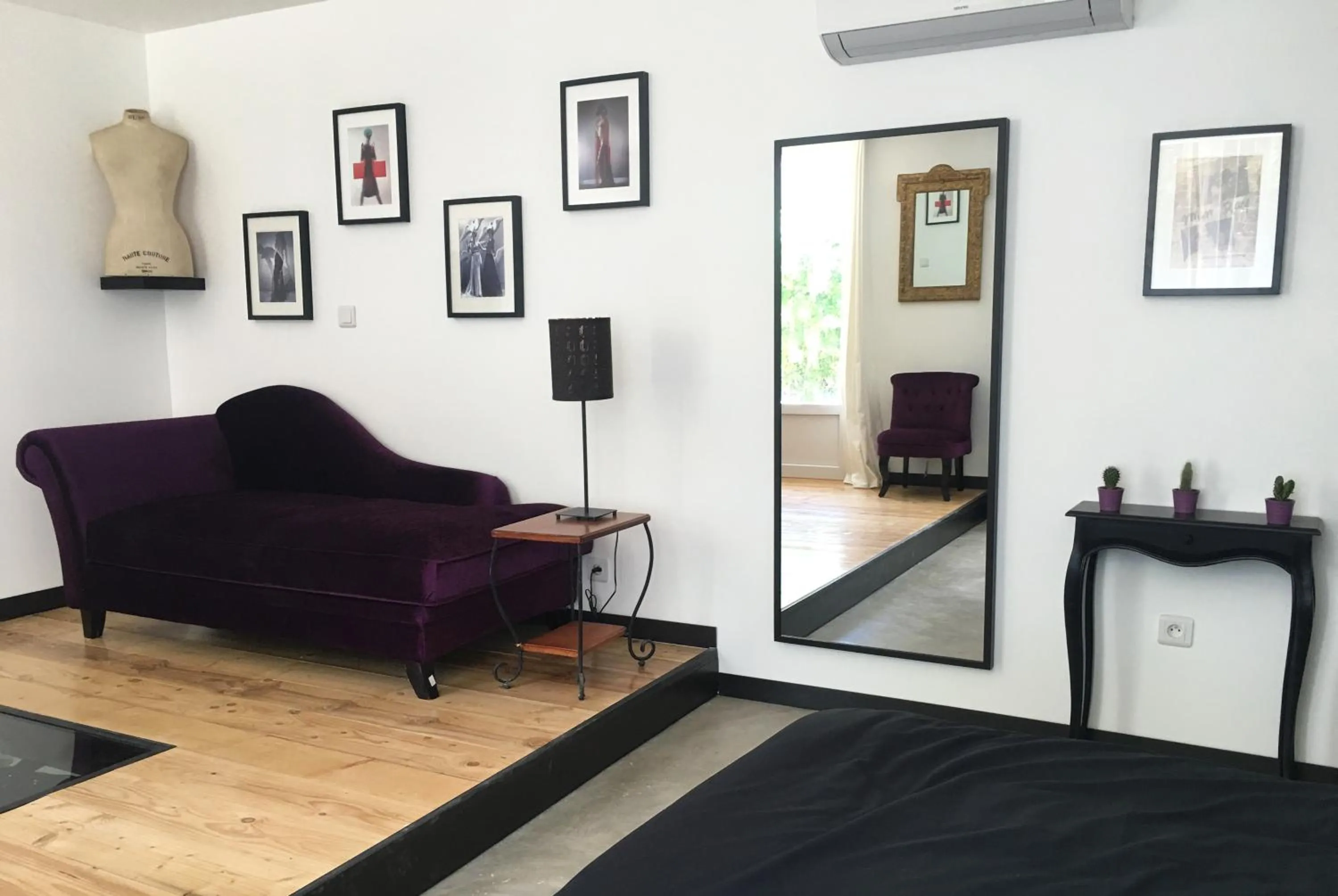 Living room in La Datcha Delicatessen