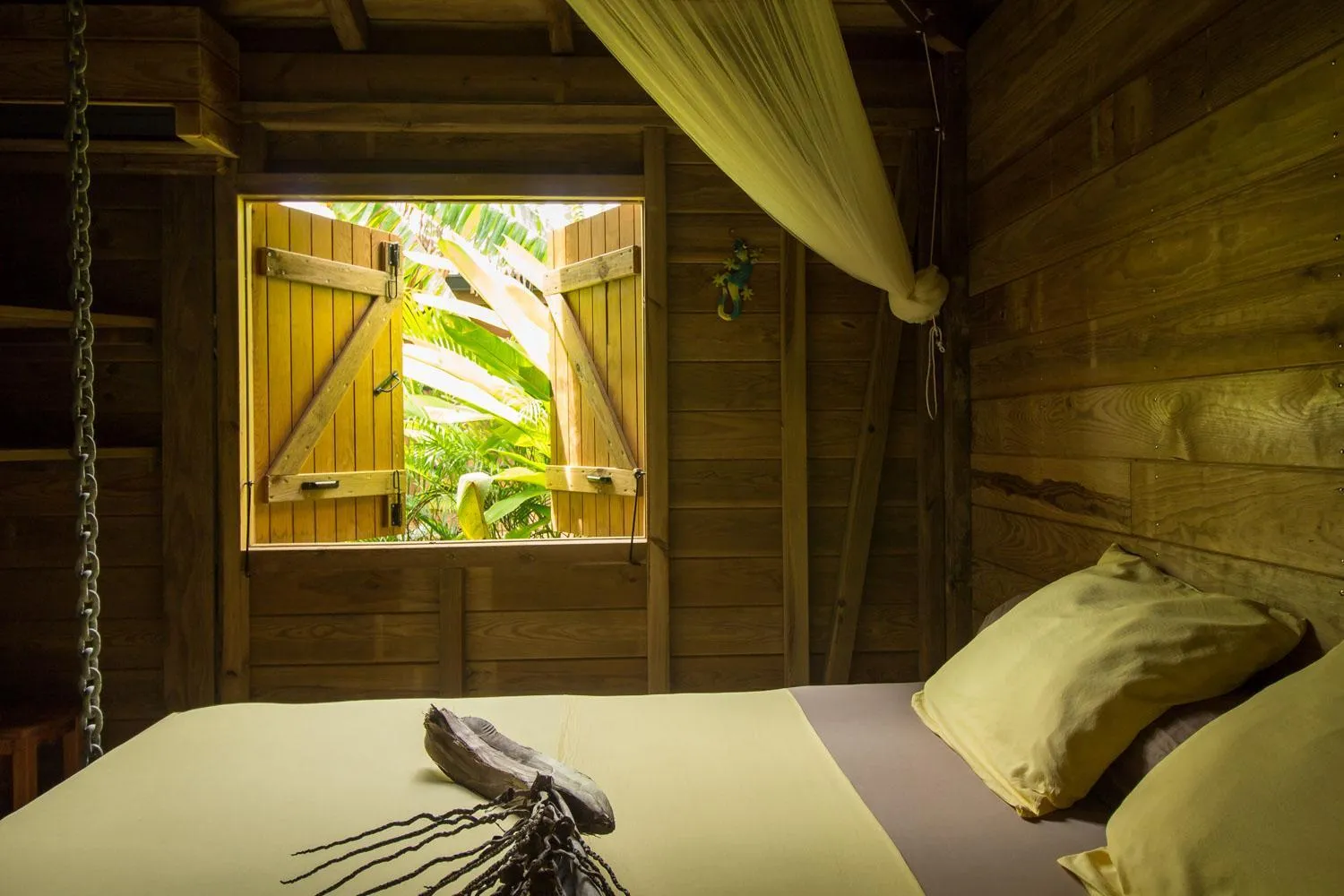 Bed in Iguana Ecolodge