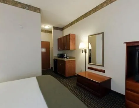 Bed in Holiday Inn Express Hotel & Suites Laurinburg by IHG
