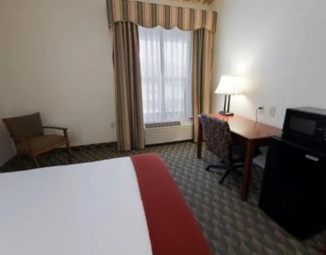 Bed in Holiday Inn Express Hotel & Suites Laurinburg by IHG