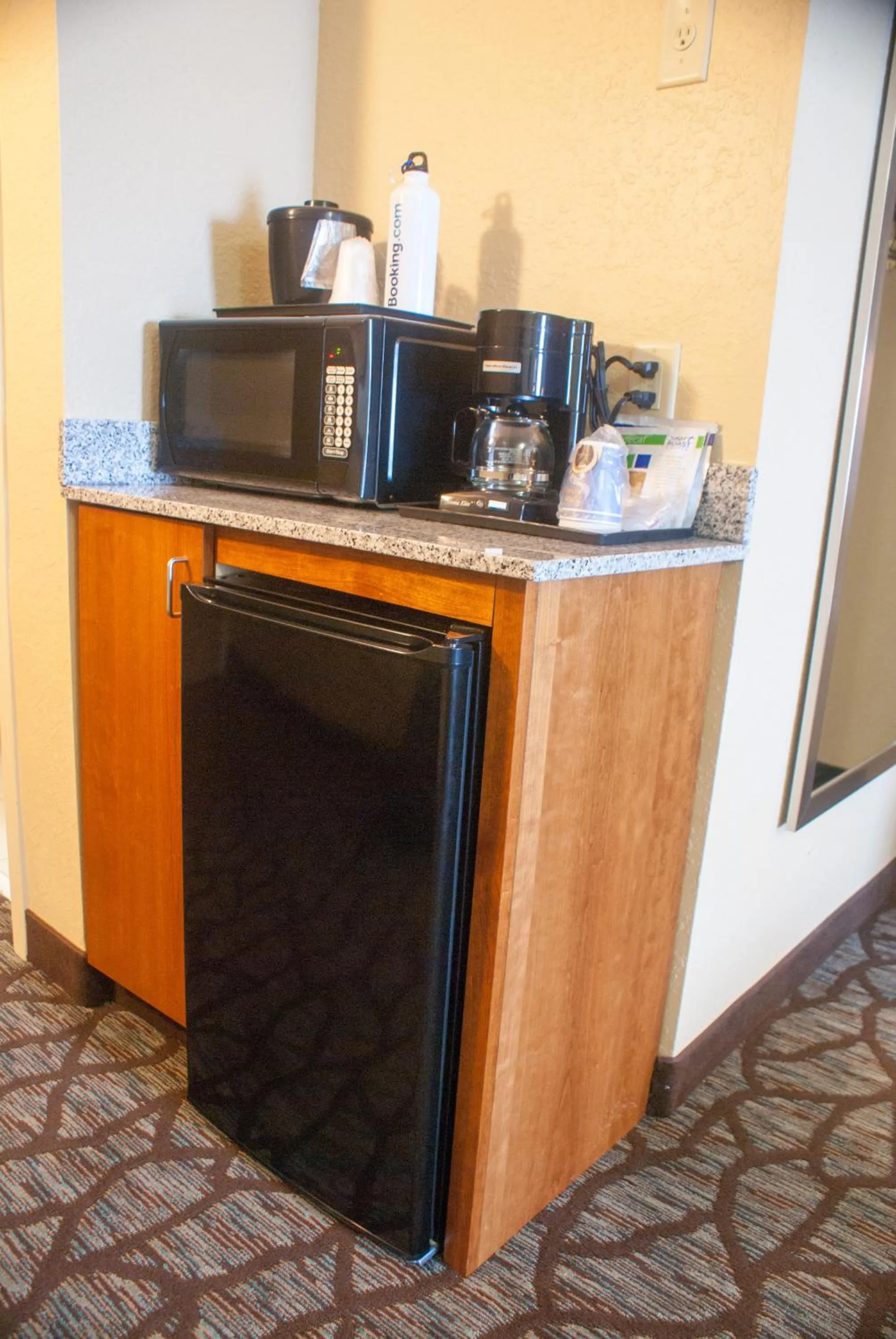 Kitchen or kitchenette in Holiday Inn Express & Suites Jacksonville South - I-295 by IHG
