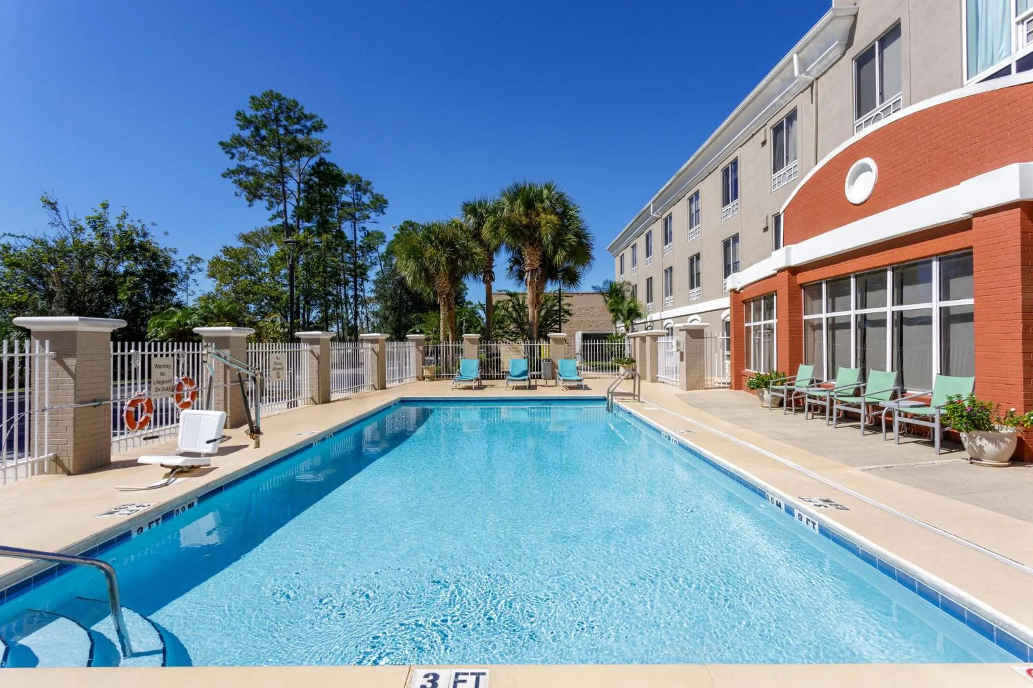 Swimming pool in Holiday Inn Express & Suites Jacksonville South - I-295 by IHG