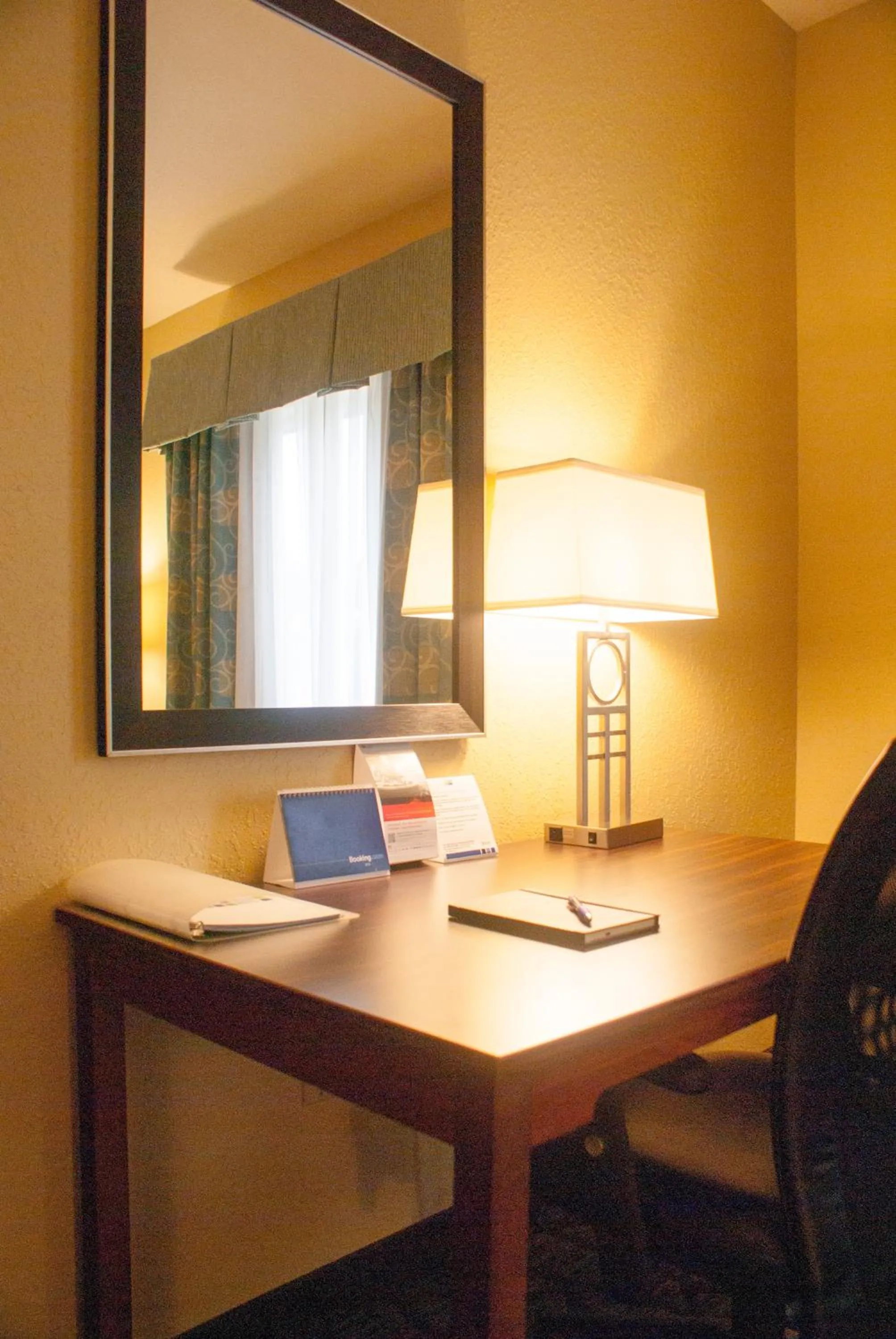 Seating area in Holiday Inn Express & Suites Jacksonville South - I-295 by IHG