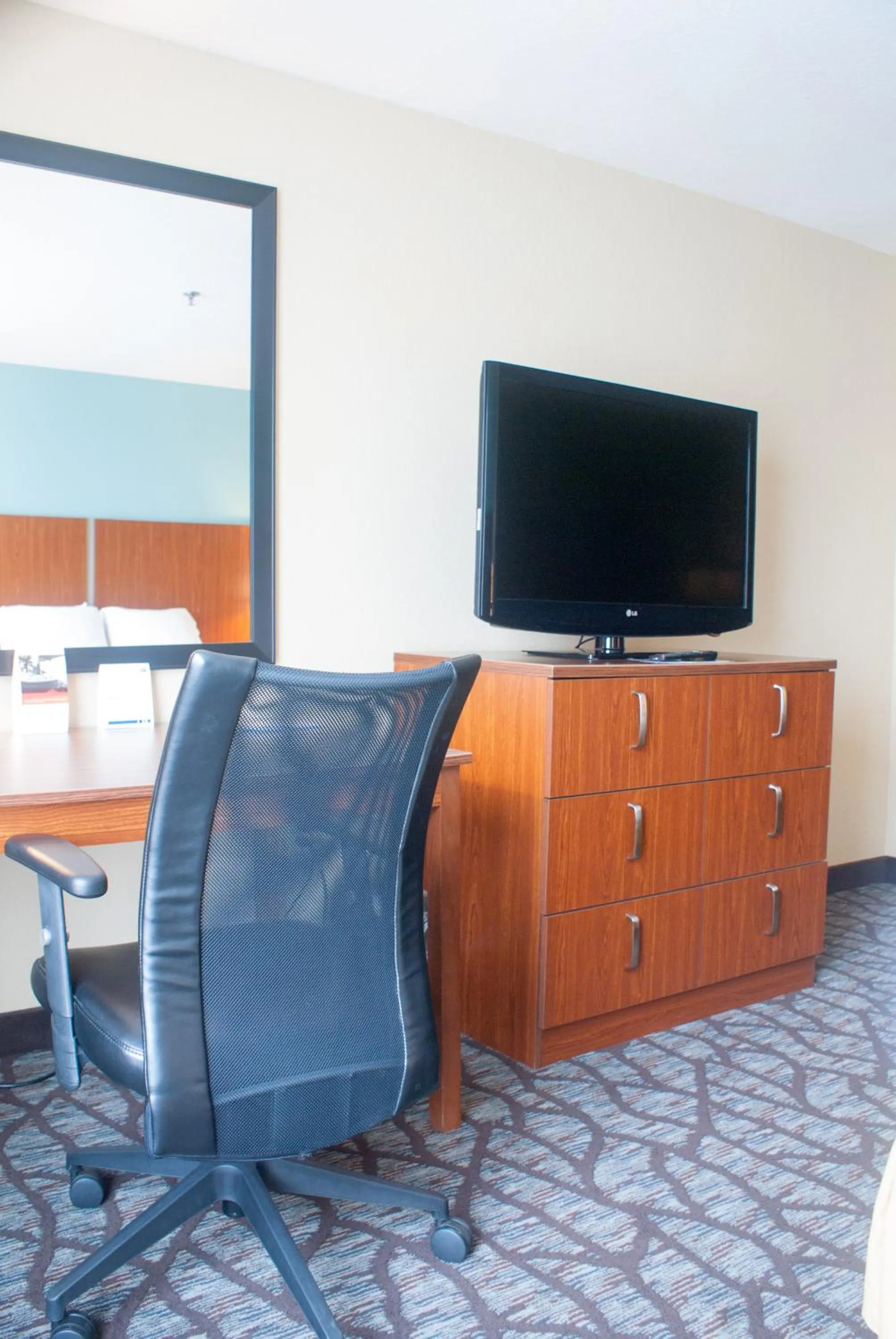 TV and multimedia in Holiday Inn Express & Suites Jacksonville South - I-295 by IHG