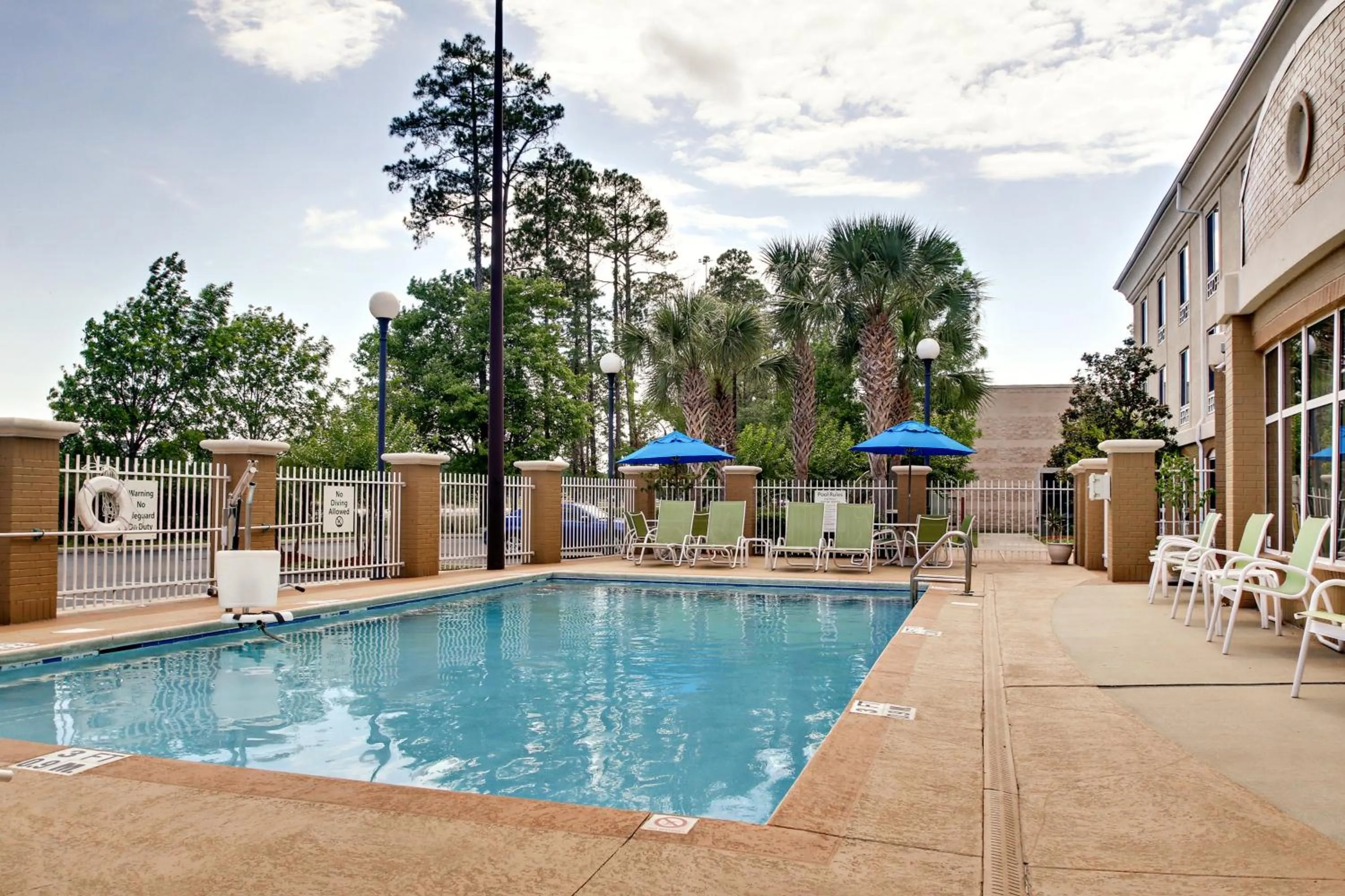 Swimming pool in Holiday Inn Express & Suites Jacksonville South - I-295 by IHG