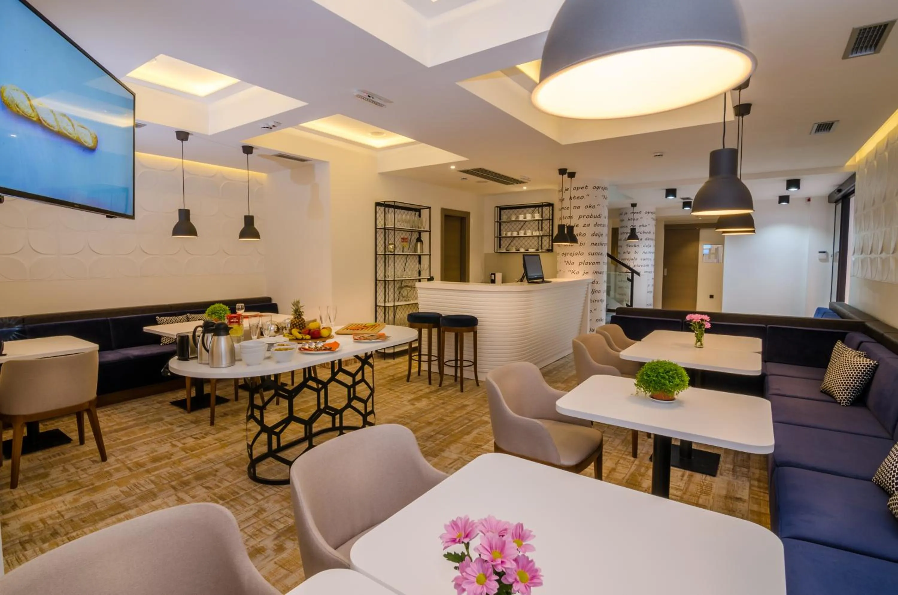 Restaurant/places to eat in Hotel Passport