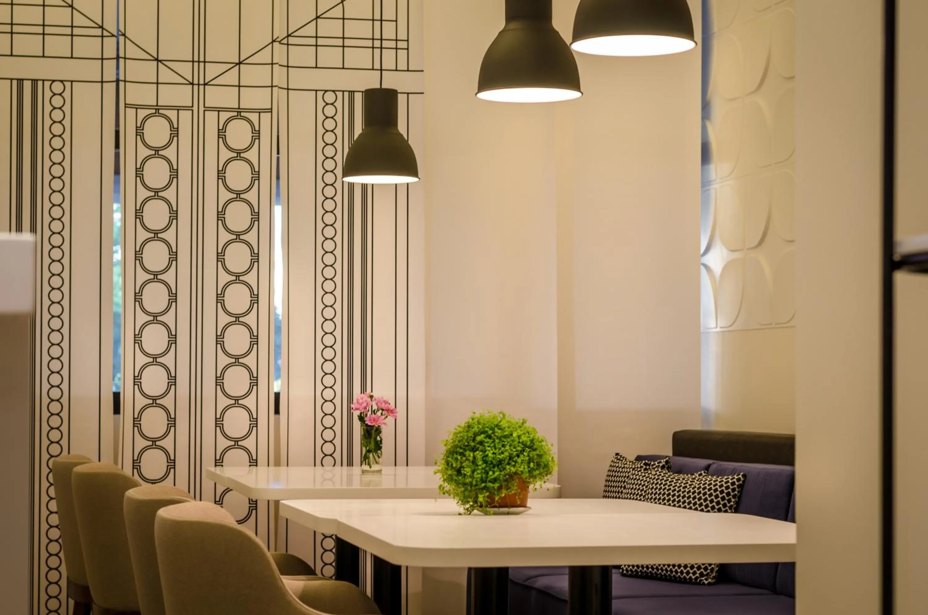 Restaurant/places to eat in Hotel Passport