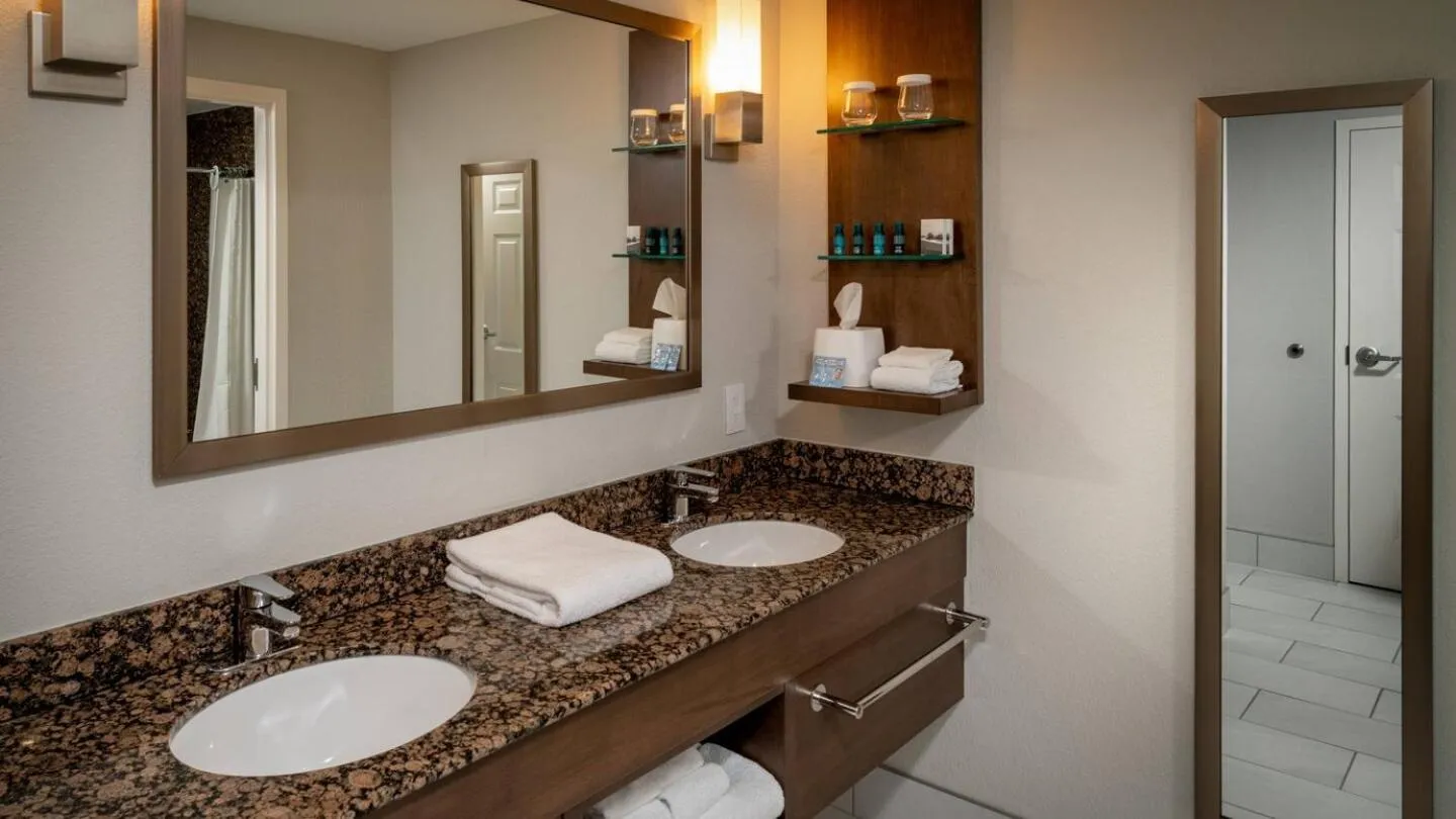 Delta Hotels by Marriott Huntington Mall