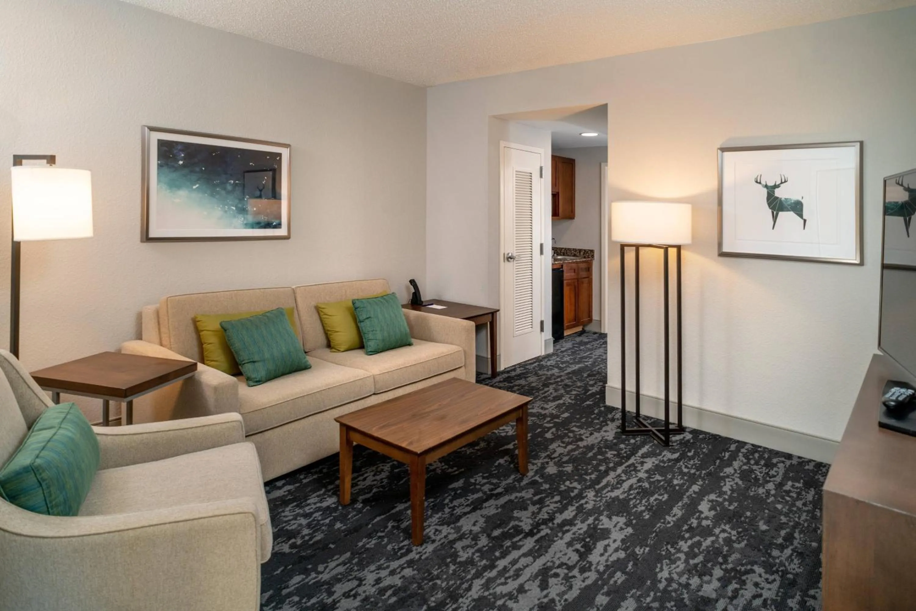 Living room in Delta Hotels by Marriott Huntington Mall