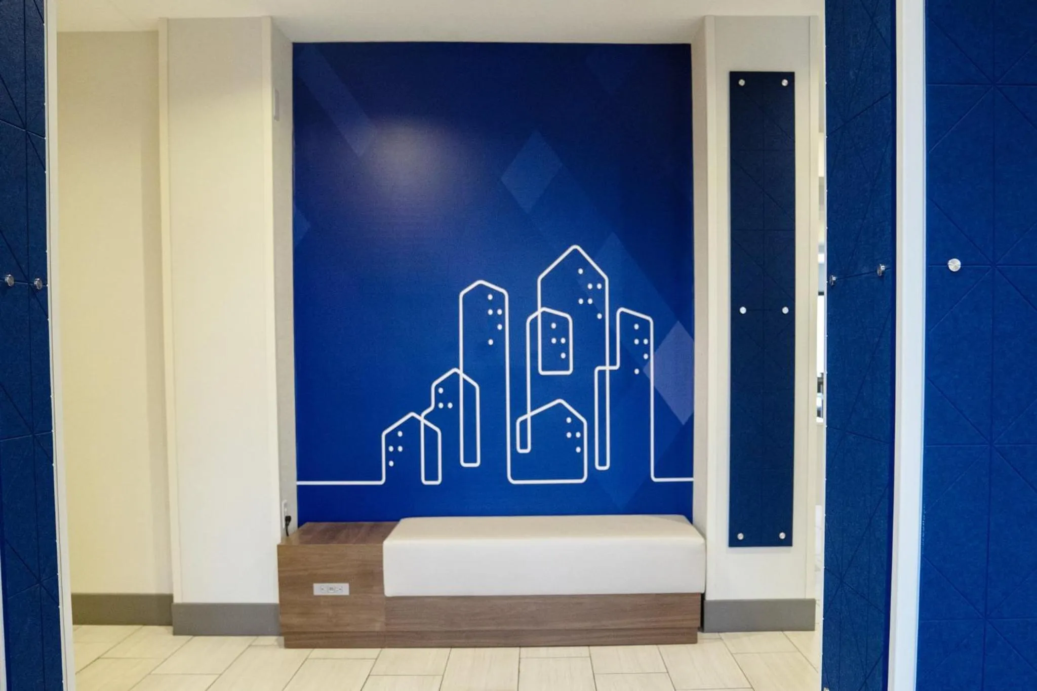 Property building, Bed in Holiday Inn Express Pembroke by IHG