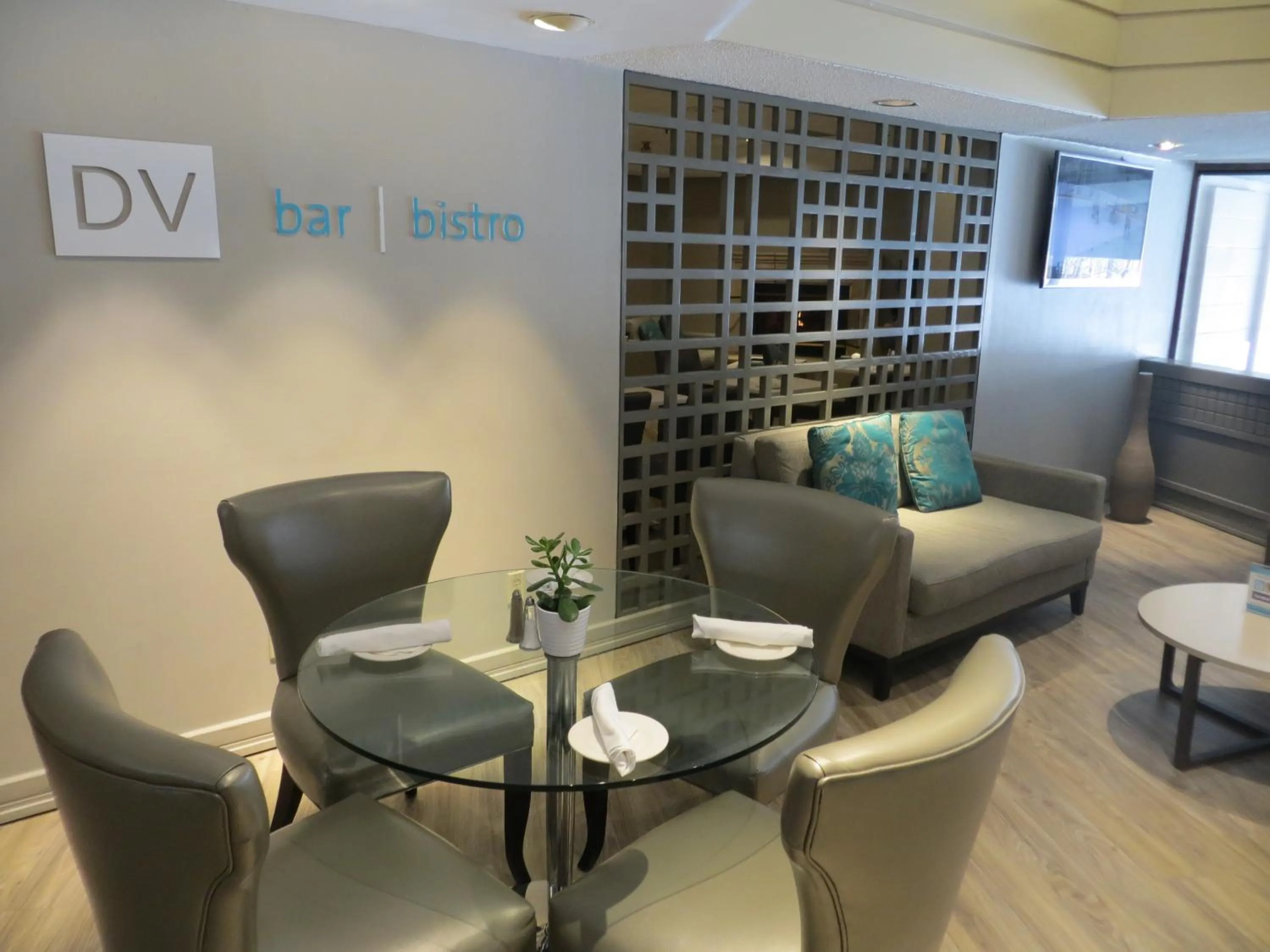 Lounge or bar in Toronto Don Valley Hotel and Suites