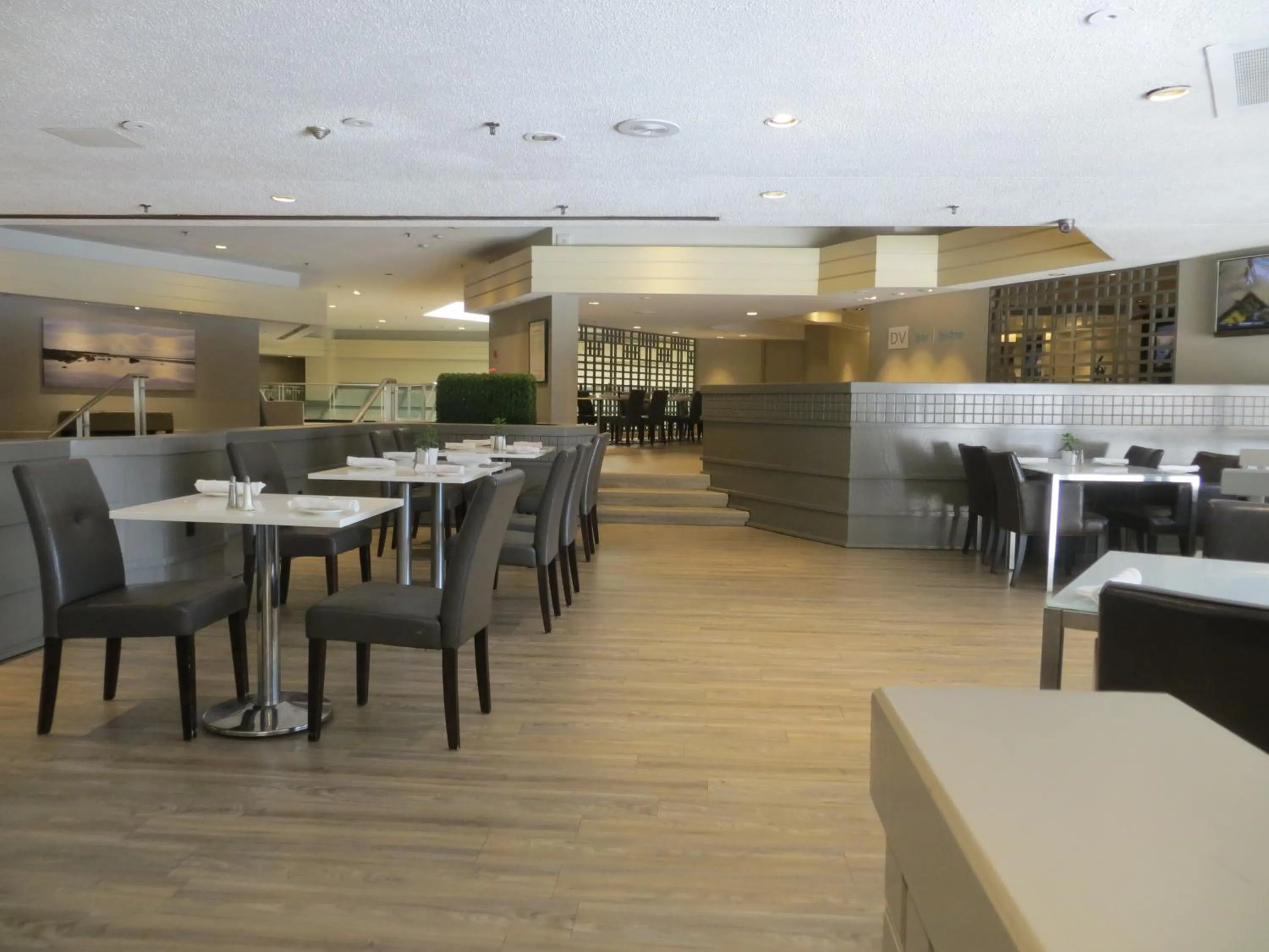 Restaurant/places to eat in Toronto Don Valley Hotel and Suites