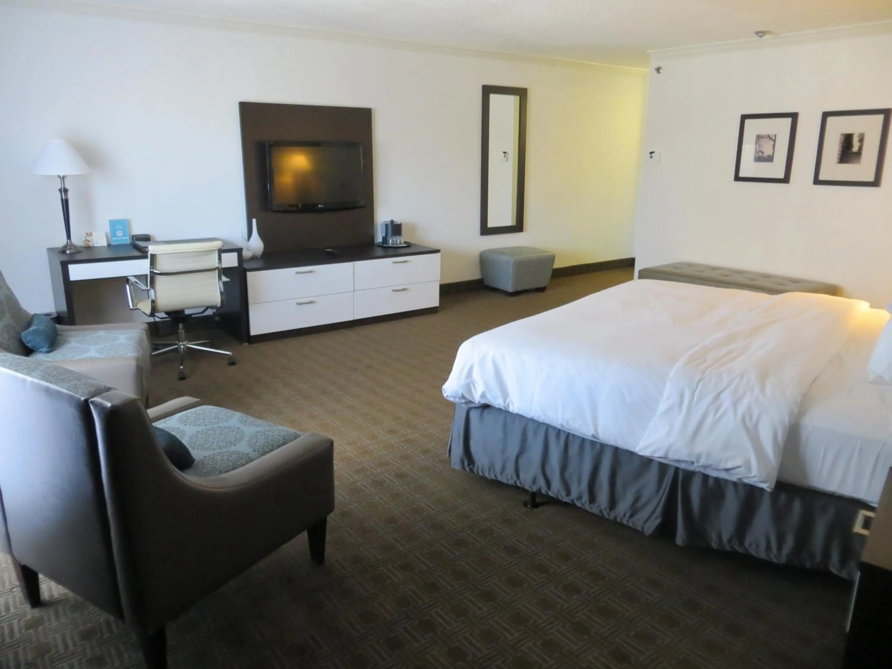 Bedroom, Bed in Toronto Don Valley Hotel and Suites