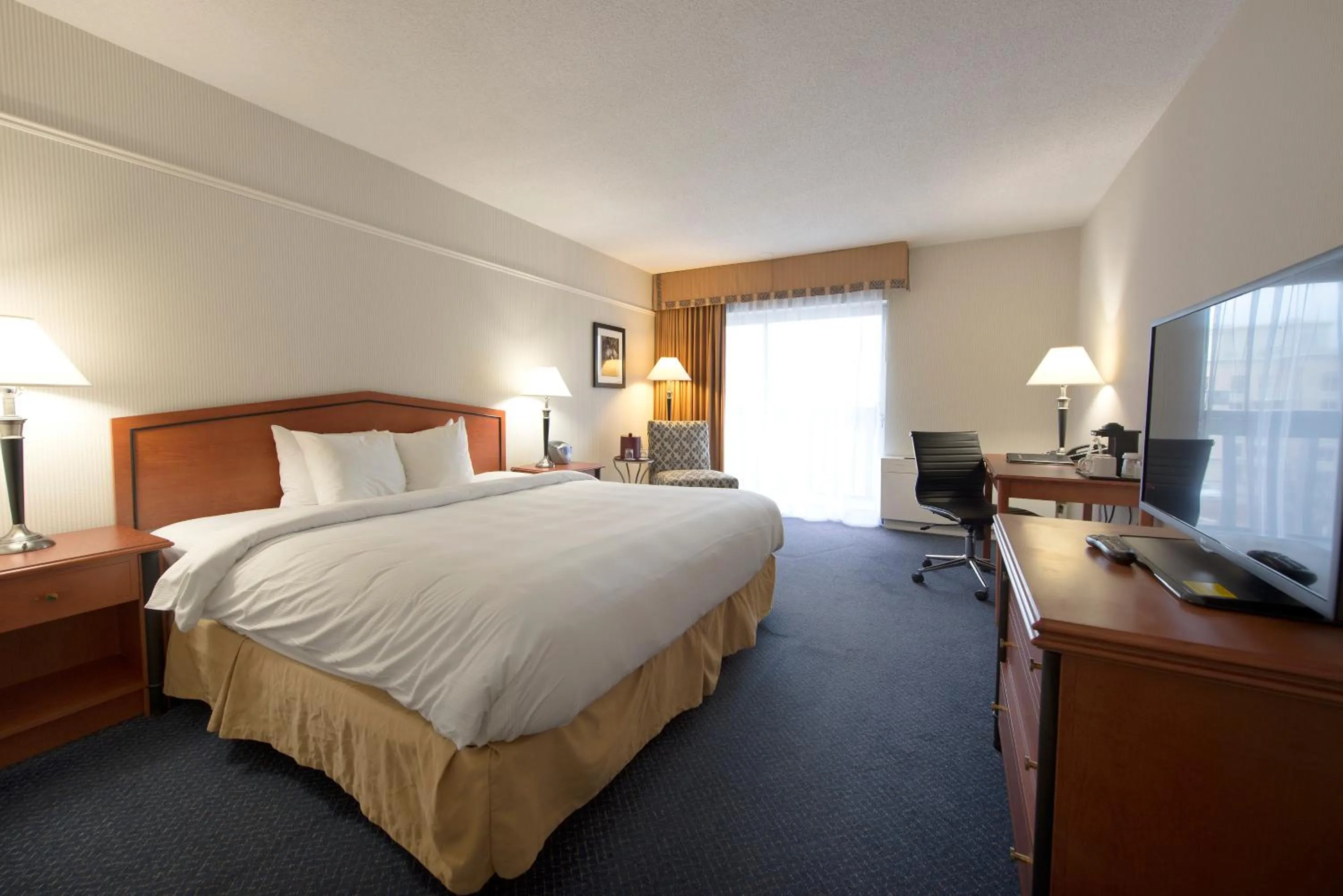 Bedroom, Bed in Toronto Don Valley Hotel and Suites