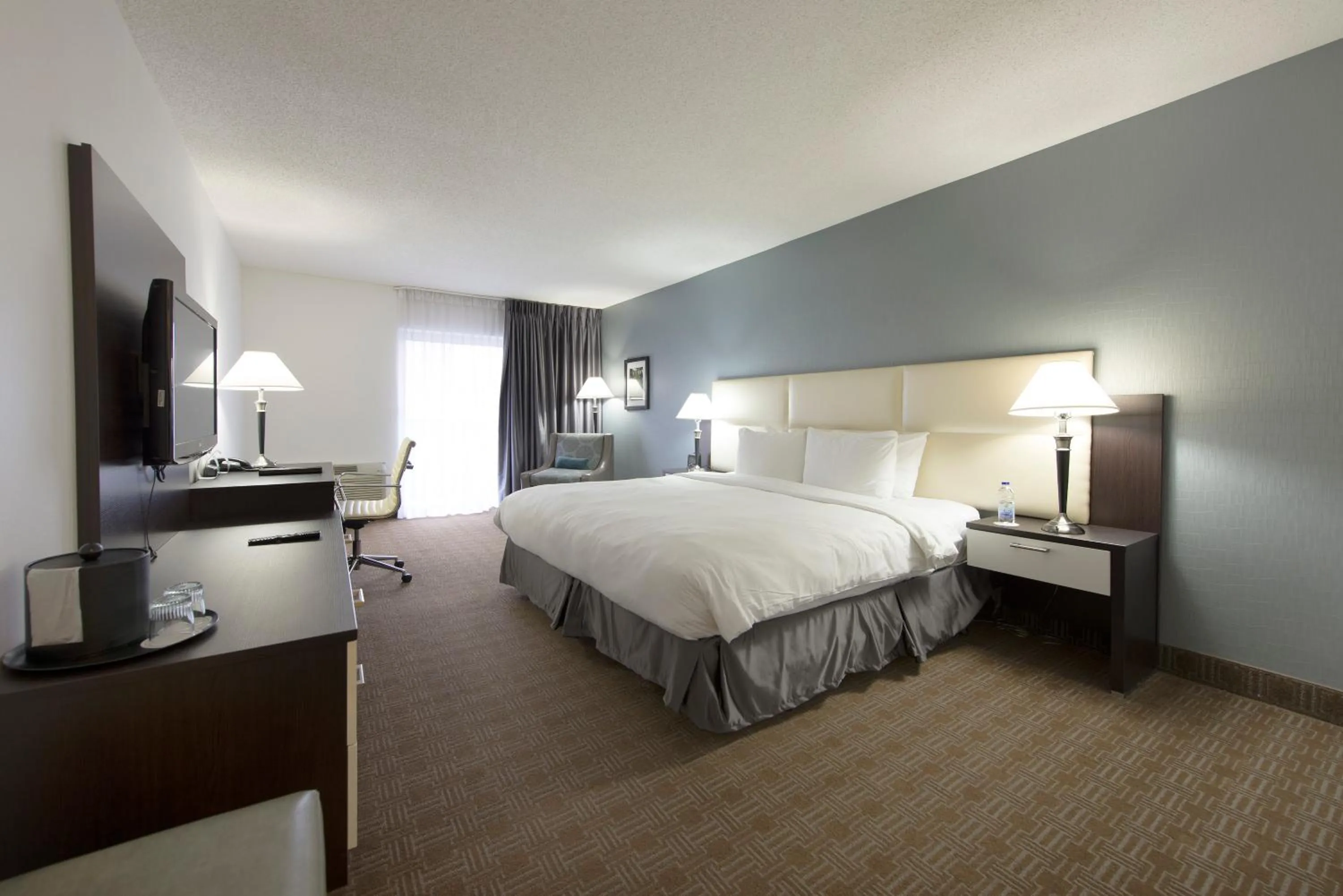 Bedroom, Bed in Toronto Don Valley Hotel and Suites