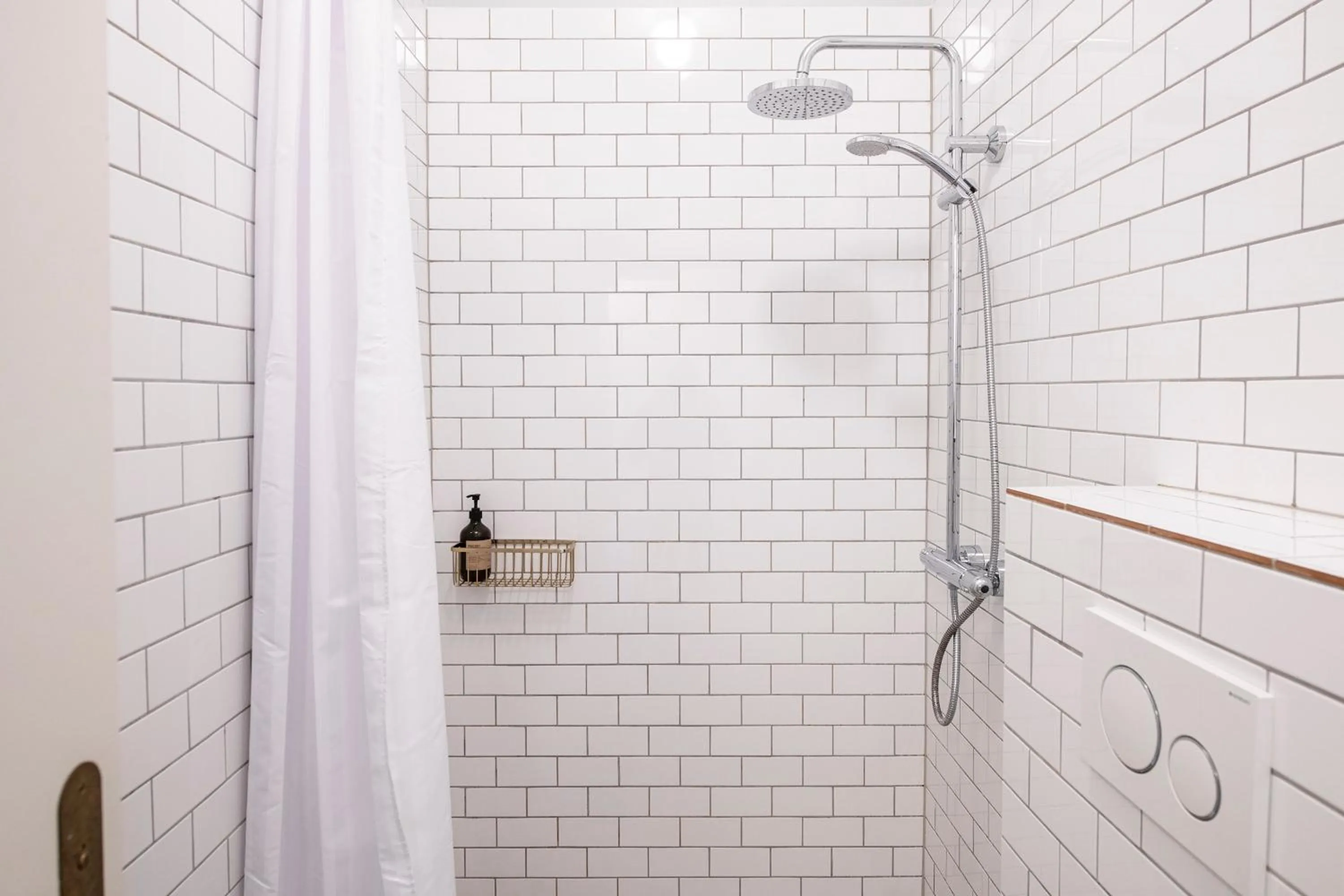 Shower in The Citadel Apartments by Daniel&Jacob's