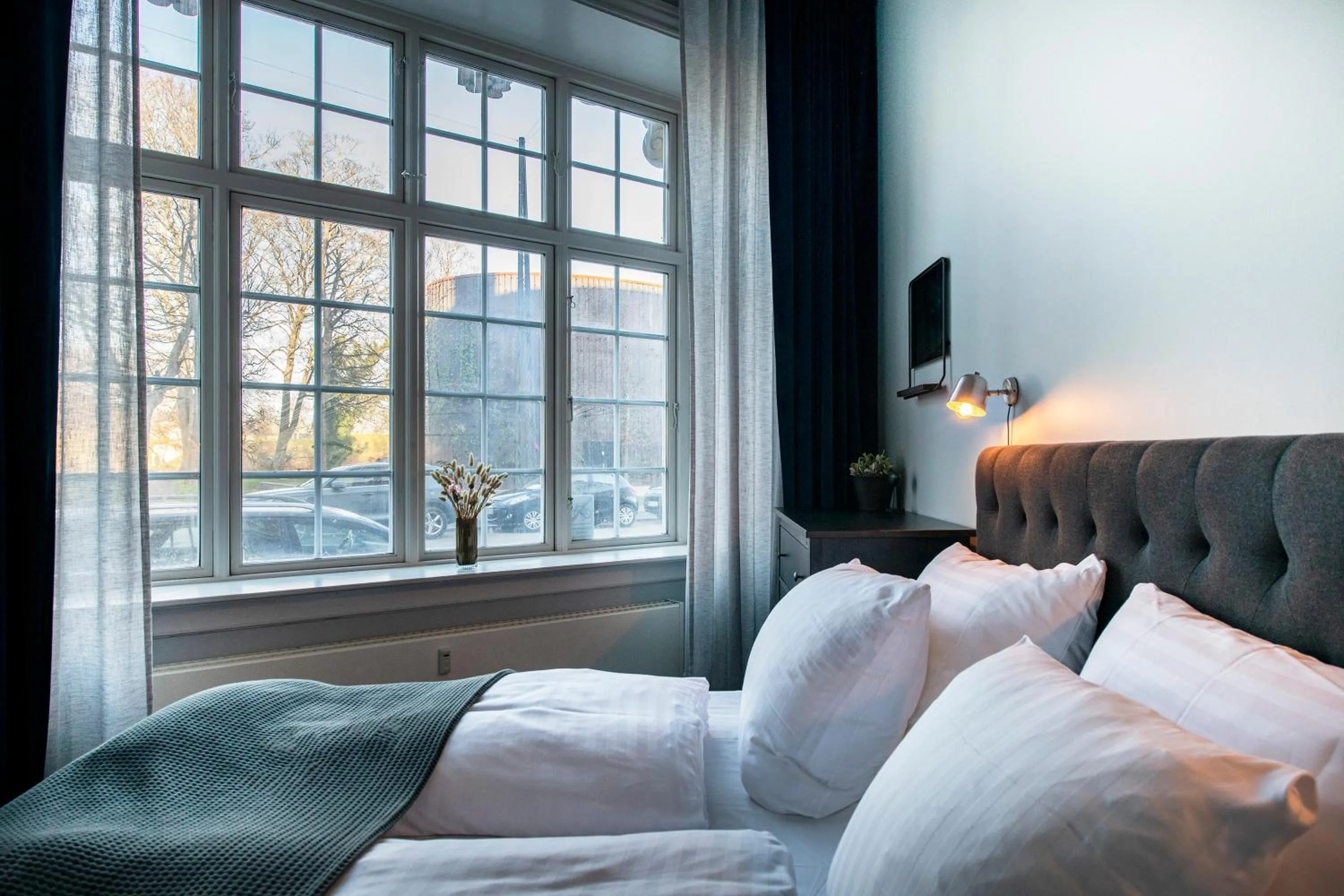 Bedroom, Bed in The Citadel Apartments by Daniel&Jacob's