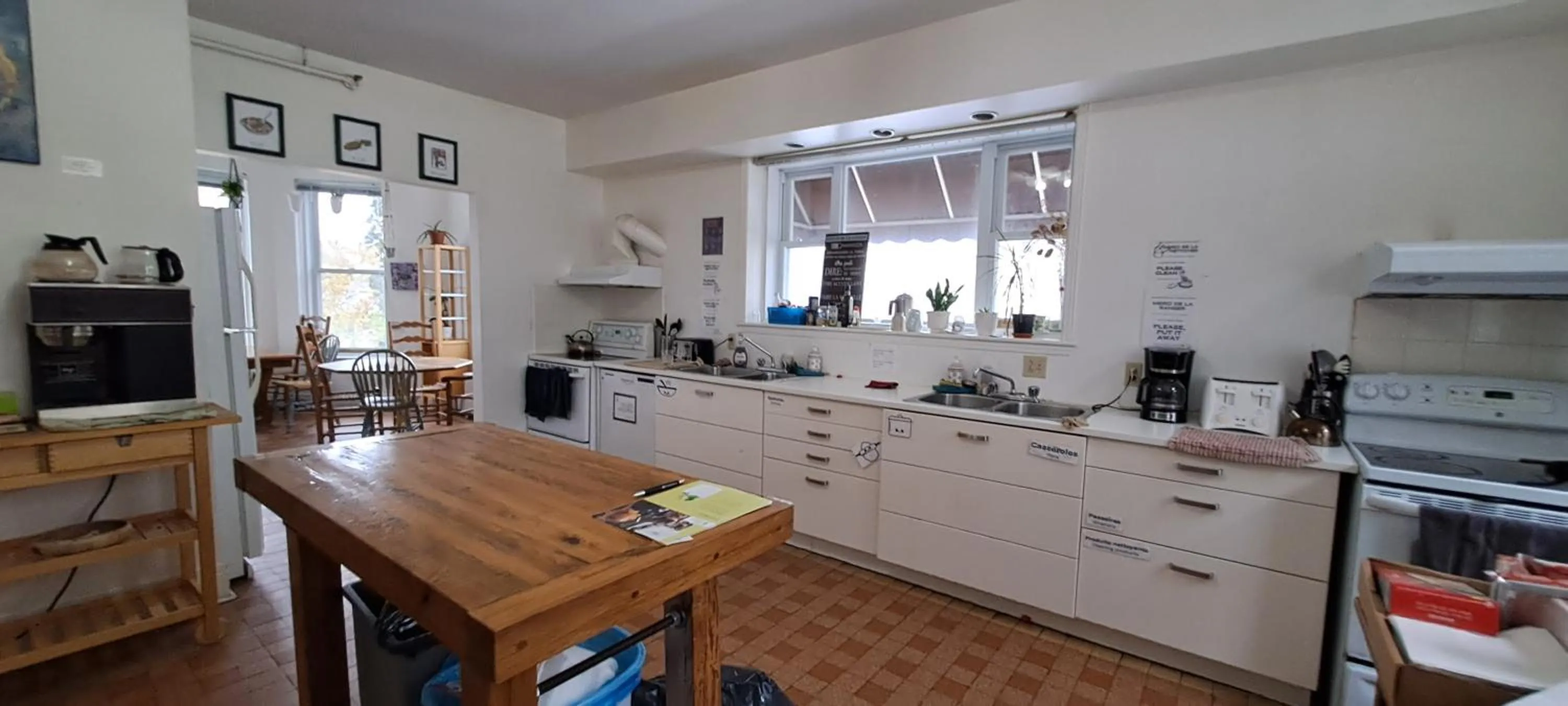Communal kitchen in Auberge de Jeunesse Magog-Orford Hostel