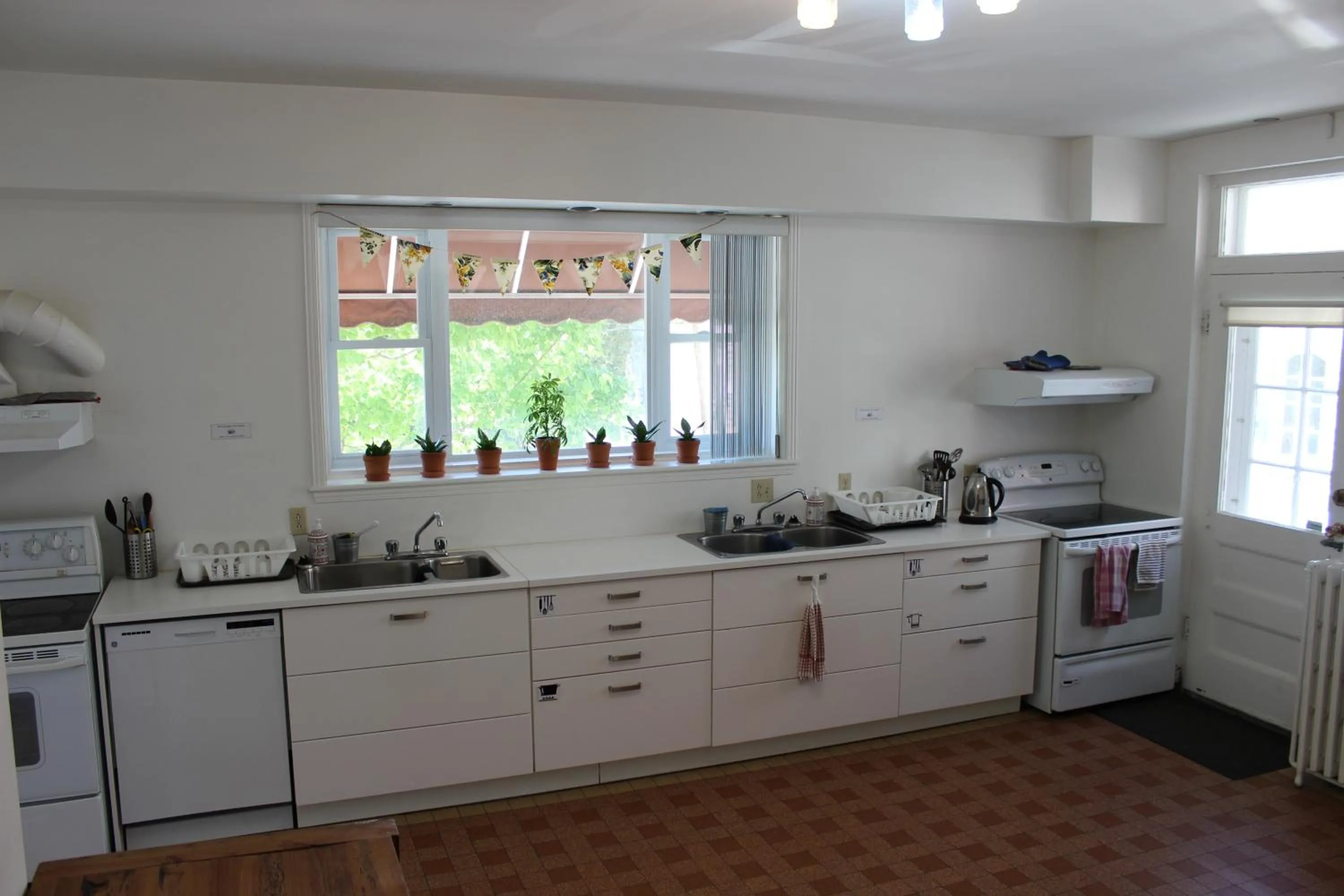 Communal kitchen in Auberge de Jeunesse Magog-Orford Hostel