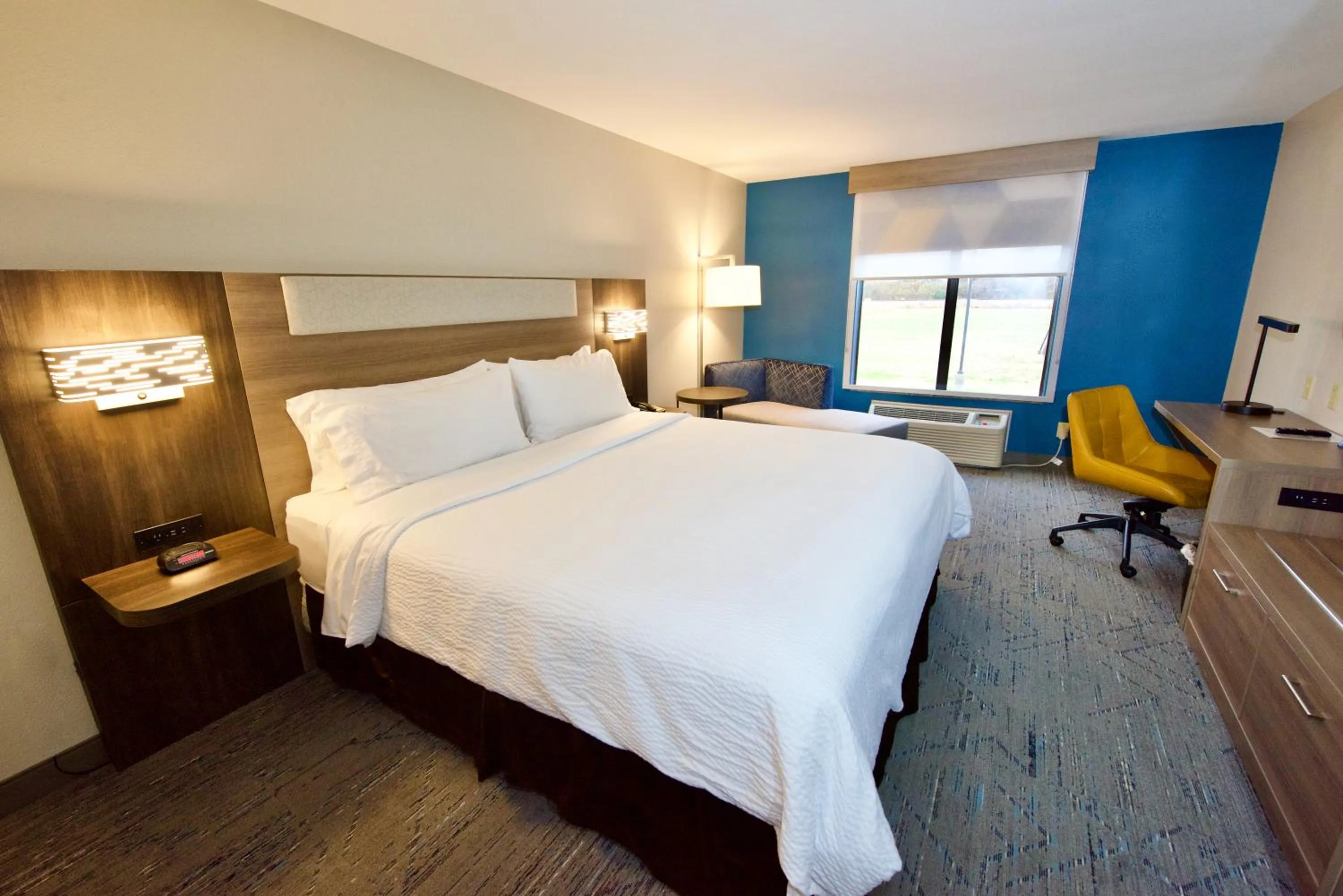 Bed in Holiday Inn Express Hotel & Suites St. Charles by IHG
