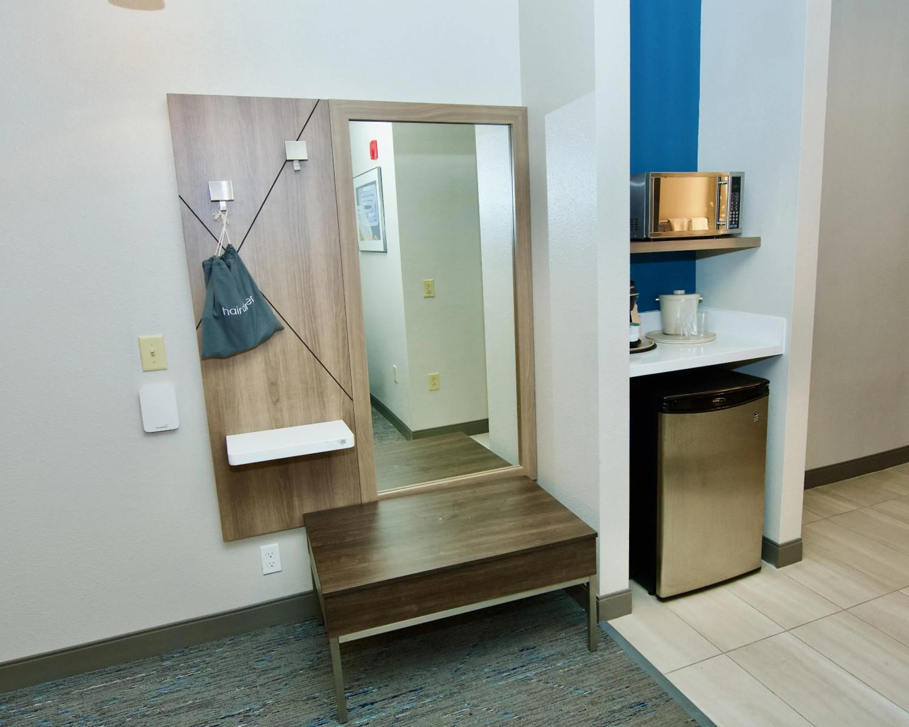 Coffee/tea facilities in Holiday Inn Express Hotel & Suites St. Charles by IHG