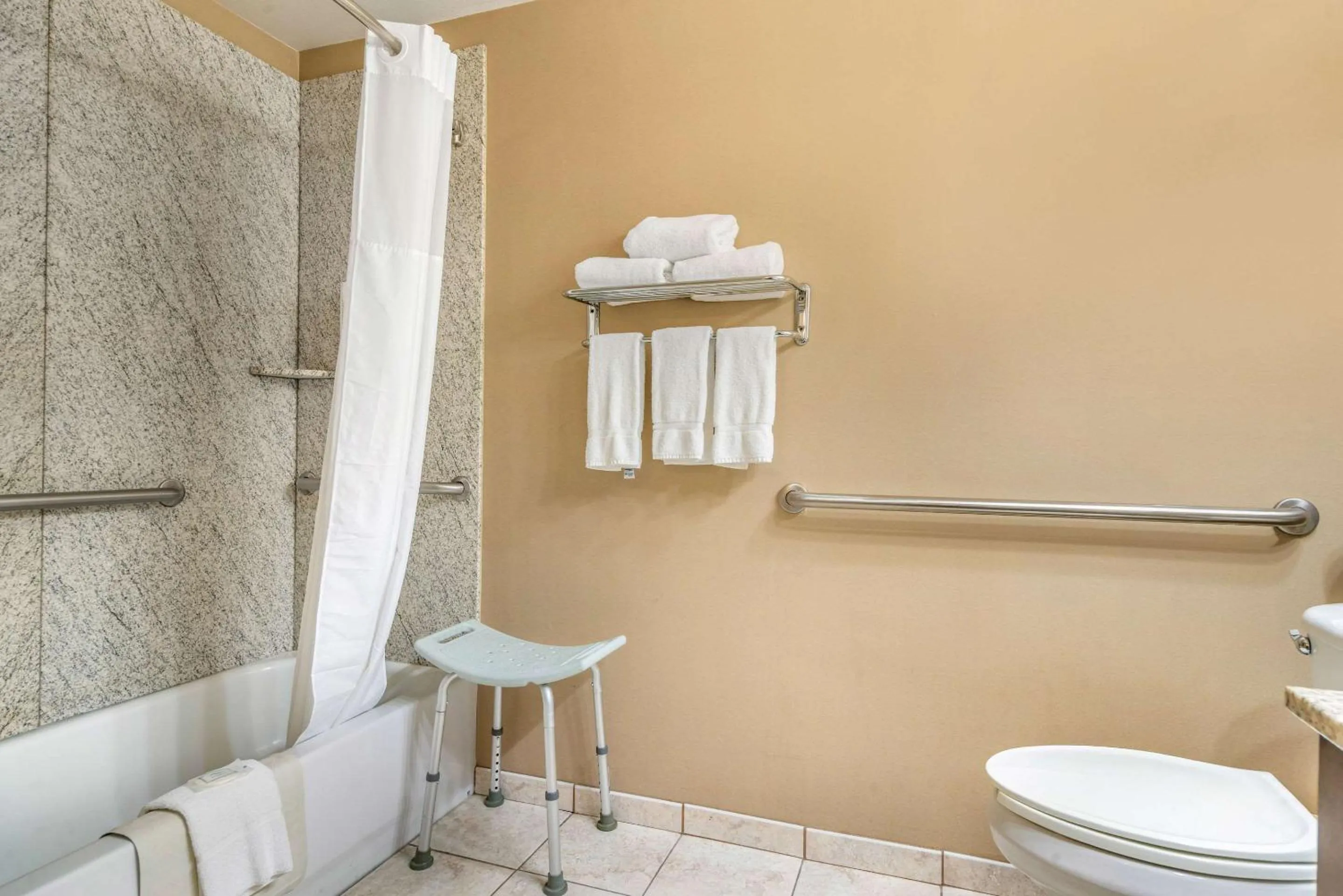 Bedroom in Clarion Pointe Medford