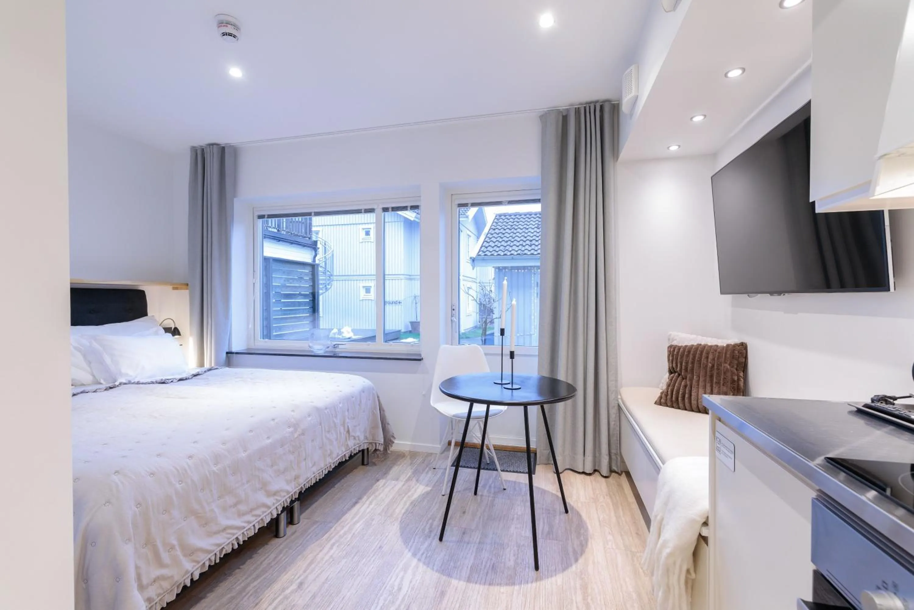 Photo of the whole room, Bed in Easy Livin' Apartment Hotel