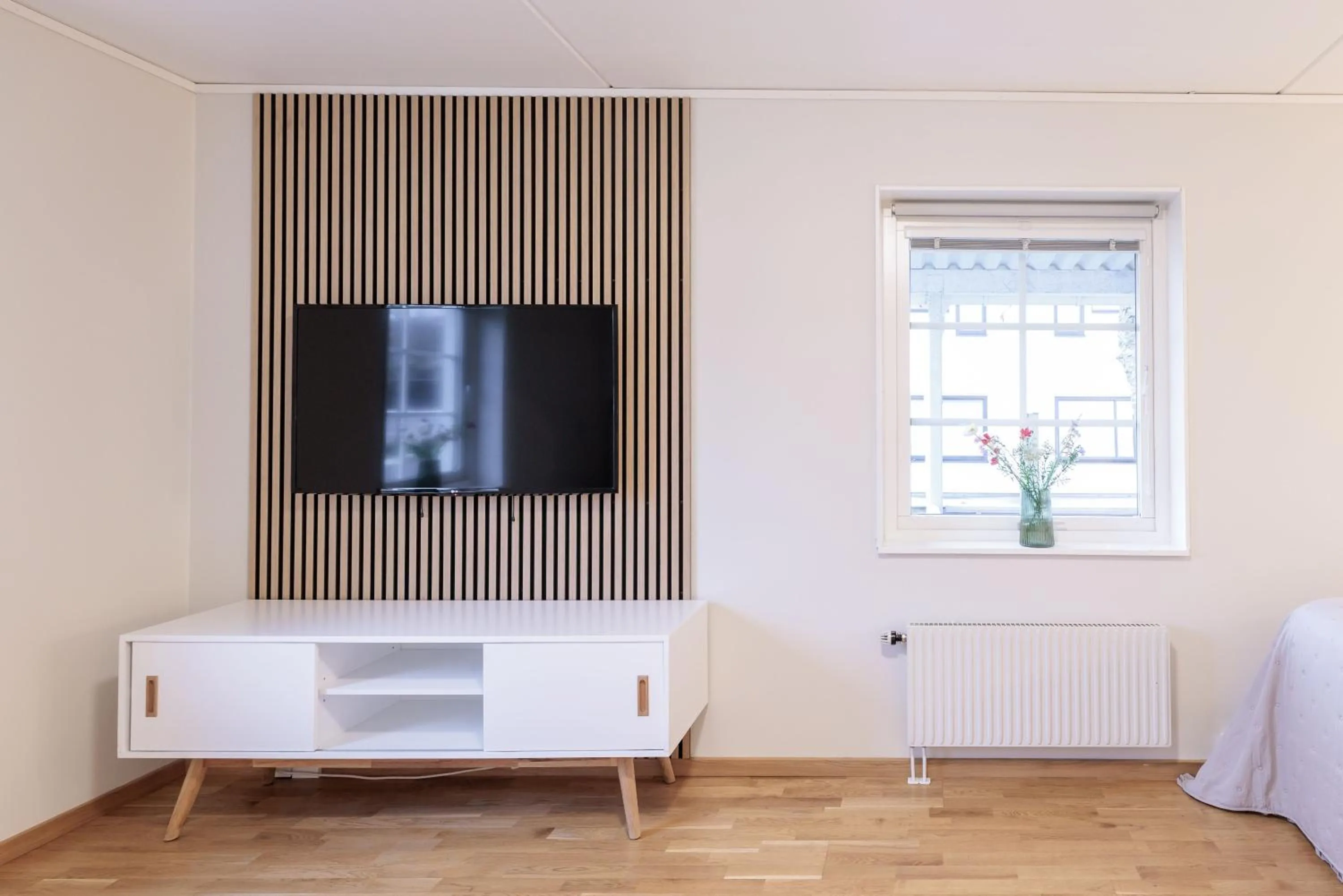 TV and multimedia in Easy Livin' Apartment Hotel